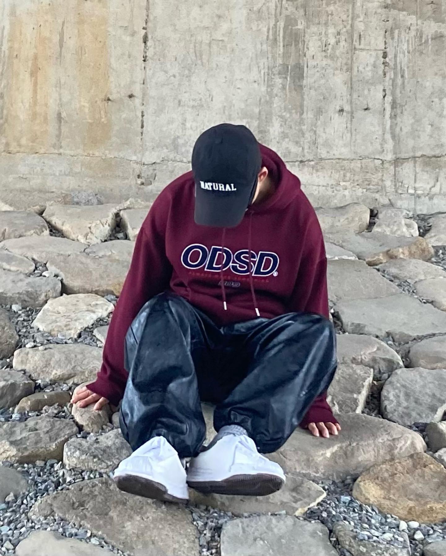 #ad 

눈 비 쓰까 내려서 찍느라 너무 고생한날☃️🥶

후드는 oddstudio_official 에서 제공받았습니다. 

✔️겁나 겁나 따듯함. 다른착장 하나 찍고 바로 이 착장으로 옷 갈아입는데 와… 너무 따듯함..🔥

✔️색이 다양함. 나는 웬만한 후드 색이 있어서 버건디를 골랐는데 다른 컬러도 배색 이쁜거 많더라…🤤

✔️데일리로 입기 너무 좋다. 배색 디테일이 캐치하게 들어가 있고 로고 색을 잘 활용한다면 더 센스있게 코디 가능함🙌🏻

#오드스튜디오 #oddstudio #odsd #후드 #스타일메이트
stylemate_official oddstudio_crew