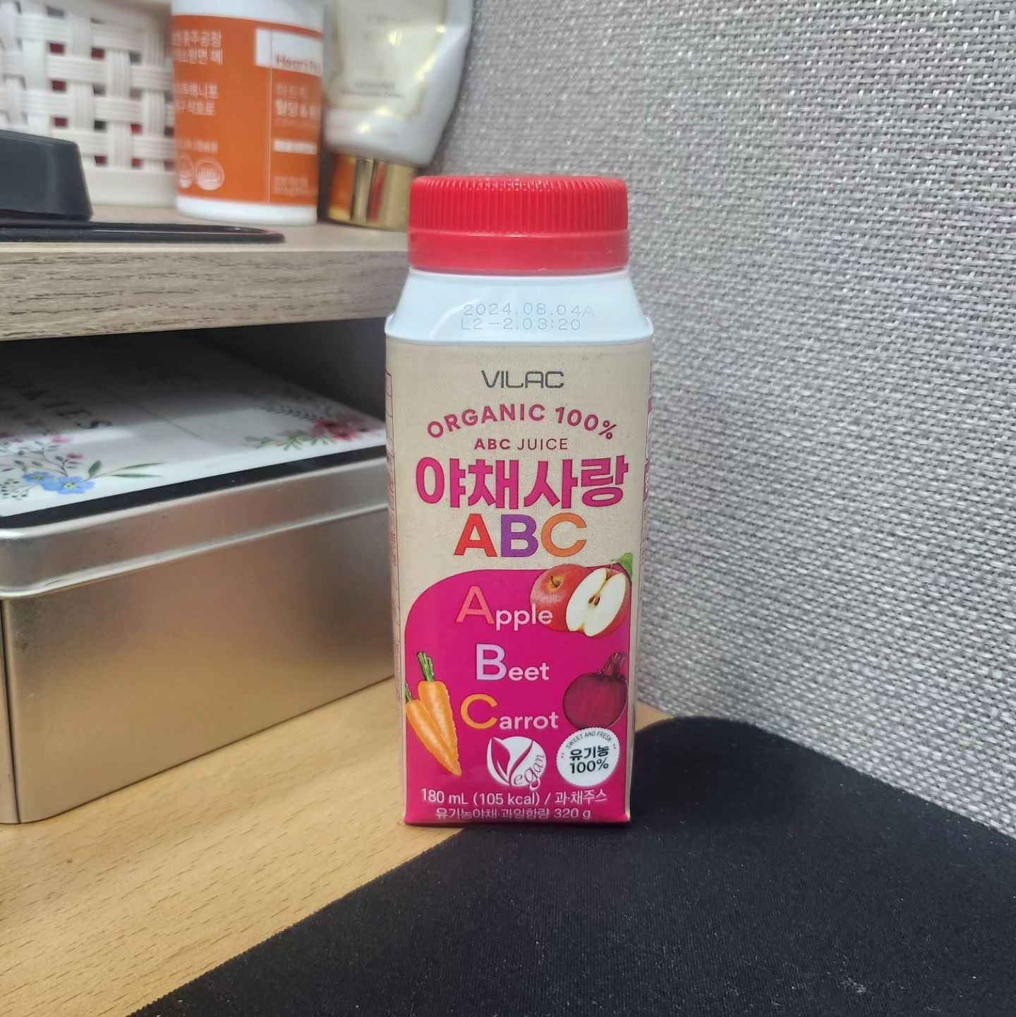 #협찬

영양제보다 먹는걸로 영양소늘 채우는게 베스트래요.
매일 직접 #ABC주스 를 만들면 좋겠지만 출근준비에 등교준비에 바뻐서 시중에 파는 제품을 마시게 되죠.
기왕 마시는거 유기농100% 비락 #야채사랑ABC 마셔요.

과채음료가 아닌 과채과즙 95% 이상의 #과채주스 !!!
비건인증마크가 있는 건강주스에요.^^

패키지 상단부의 push를 눌러서 찢으면 플라스틱과 종이팩이 분리배출 가능해요.
종이팩 포장 세계 1위 기업 #테트라팩 용기를 활용한 내 건강과 환경을 생각하는 #비락 ~
당연히 맛도 좋아요.♡♡♡