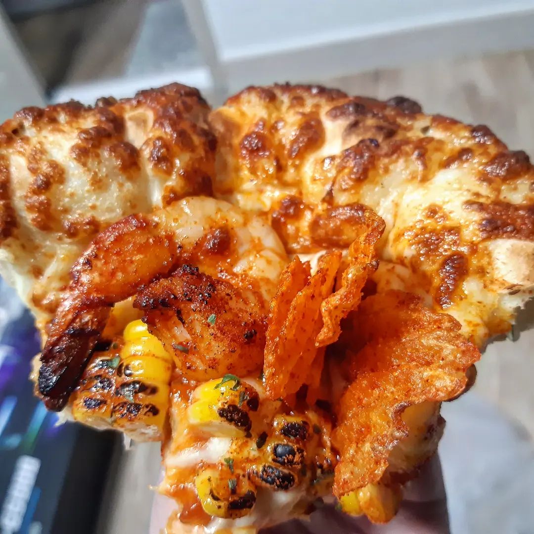 헹 또 #노모어피자 ,, 여기 진짜 #피자 #맛집 임..
아직도 안 드셔보신 분 있나여 ㅠㅠ 이사 온 저희 동네에 없어서 죽을 맛.. 얼른 생겨주세요!
저번에는 바질 마스카포네뇨끼 피자였다면 이번에는 #옥새피자 ! #옥수수새우피자 에요!
이것도 노모어피자 시그니처 피자인데 구운 옥수수가 "통" 으로 올려져 있는 거랑
감자칩이랑 큼지막한 새우가 올려져 있어요! 빨개보이죠 이건 살짝 매콤해요!
옥수수 새우 감자칩 한 입에 물어서 먹으면 바삭 그 잡채,,❤ 음식 하나 하나 다 식감 좋은 거 아시죠,, 이 피자에는 #치폴레소스 되게 잘 어울여요 #연유소스 도요! 둘 다 푸욱찍어서 한 입 하면 신세계에요 그냥..❣ 피자 너무 좋아여 진짜,, #치즈크러스트 도 필수! 피자 땡기는 하루네요,, 이번주 안에는 류길상 피자 먹어야지 헤헤🥰
아침에 맨날 토스트 버터에 구워서 먹고 간다고 피자 생각 소홀했움..

#노모어피자신림점 #맛스타그램 #먹스타맞팔 #먹스타그램 #먹스타 #맛스타 #먹팔하면맞팔 #먹팔맞팔 #먹팔 #맛팔 #맛집스타그램 #윤누_피자 #피자스타그램 #선팔하면맞팔 #pizza #follow #먹부림 #먹방 #foodstagram #food