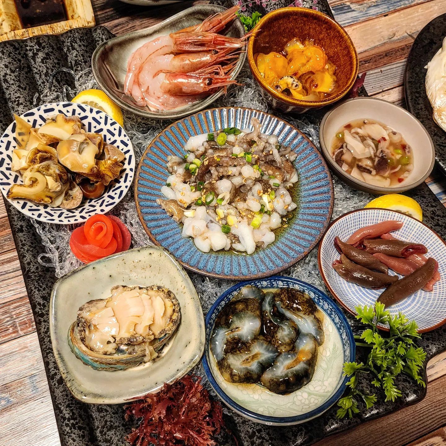 오늘의 맛자랑은 숙성회😍 #맛자랑회또먹

설연휴끝나고 왜일바쁜지 정말 일주일만에 업로드하네요🥲

아빠생신기념으로 설연휴때 충주에서 방문한 숙성회 맛집 바다향

엄마는 설명절에 준비한 음식 먹자고하는데 그럼 또 엄마 고생할거고(내가 할생각은 안함🥲 효년이 저에요).. 나가서 먹는게 좋겠다 싶어서 회 좋아하시는 아빠를 위해 예약한 곳이었어요! 

25년 일식경력 쉐프님이 운영하신다니 괜찮겠다싶어서 바로 예약했습니다🤭

📍우리픽은 1인 5만원 오마카세 (라고 되어있지만 사실 오마카세느낌은 아니고요 일식 코스 느낌)

쓰마미로 꼬막 삶은것과 콘치즈가 나와서 적잖히 당황.. 꼬막이 심지어 싱거워서 더 당황

실망해야하는건가 잘못 예약한건가하고 걱정하고있을때 숙성회가 나왔는데.. 숙성회는 아주 좋더라구요! 얼마나 다행이던지..😭

📣 우선 방어가 뱃살, 배꼽살, 등살부위로 기름지게 잘나왔고, 돔이 아닌 농어 유비끼도 쫄깃한게 일품이었어요♡ 고등어와 청어는 진짜 쉽게 비릴수있는데 여긴 식초절임도 아닌데 고소하니 비린맛이 하나도 안나더라구요🤤

숙성회 먹고있으면 장어와 생선구이를 주시고 뭐 이건 사실 다 아는맛

다음 나온 모듬 해산물이 다양하고 좋더라구요 특히 목포세발낙지는 어릴때 바닷가에 놀러가서 먹던 추억의 맛이었어요😉 단새우가 있길래 우니추가하고싶었는데.. 없다고해서 넘 아쉬웠어요.

마지막으로 뽈락매운탕 폭폭 끓여 시원하게 먹고 나왔습니다!

📌 여긴 회가 일품이라 그냥 모듬회로만 먹어도 충분할것같습니다!

아빠 생일 축하해요🥳 사랑합니다❤

잘먹었습니다 🙏

📍 1인 50.0
📍 오또상 30.0
📍 일품진로 30.0

🏠 바다향 - 충북 충주시 금제7길 6

#맛자랑 #충주맛집추천 #바다향 #충주횟집 #충주시청맛집
#아빠생신축하드려요 #쀼의맛집탐방