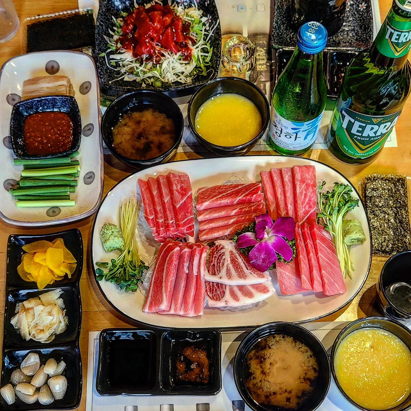 🥰🥰토요일은 참치로 달리기~🎶
입살녹 참치 말해뭐해요🫶🫶
1인 5만5천 코스인데
황새치 같이 싼 부위 안나와서
가성비 훌륭한 곳이네용👍👍👍
스끼다시 적당히 모자람 없이 나오고
청하 마구마구 마셨답니당😘😘
주말 햅삐하게 보내세여💕💕
.
#기꾸참치 #사당맛집 #사당역맛집 #사당동맛집 #참치맛집 #참치무한리필 #무한리필맛집 #사당술집 #사당역술집 #사당역 #참치회 #이수역맛집 #이수맛집 #동작맛집 #참치회맛집 #참치요리 #사당동맛집 #라면맛집 #사당참치 #남현동맛집 #좋반 #좋아요반사 #먹스타맞팔 #먹스타소통