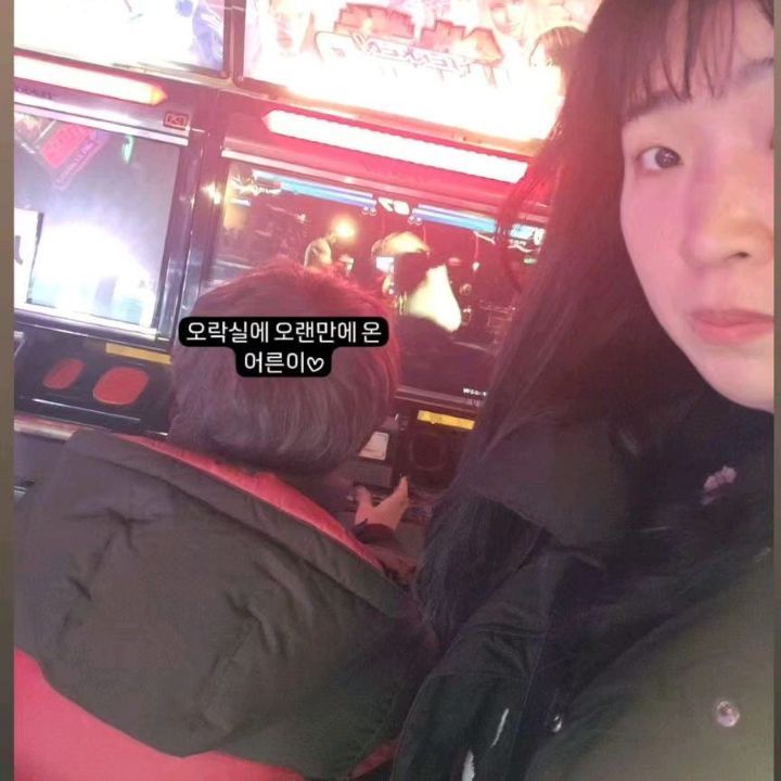 노량 : 죽음의 바다
.
드디어 극장에서 다같이 관람♡
아이들이 어려서 놀랠까봐..
한산과 명량은 집에서 봤었는데..
.
이번엔 아이들이 먼저 보고싶다해서
바로 예매~ 예매~
시댁에서 저녁 든든히 먹고
방학이니까 사람없는 늦은시간으로..
.
집에서 근거리에 있는 롯데시네마
차타고 가면 편하고 빠르게 갈수있지만
걸어가도 충분한 거리기에..
다 같이 손잡고👣👣
.
코끝 찡~~하게 춥웠지만..
추워~추워~하면서 
손 꼭잡고 종종 걸으며..깔깔깔🤭
.
극장에 왔으니 극장 오락실은 필수코스👍
팝콘과 음료는 1인 1개씩이고
엄.빠는 커플세트💕
.
너무 슬펐어ㅠㅠ 
주룩 주룩😭 펑펑😭 
나만 눈물바다...
어느부분부터 울었냐는..
너희의 물음이 어이없고ㅋ
.
엄.빠가 극장에서 영화보는 법으로
항상 스크린 영상이 다 끝나고 나간다고..
다른 사람들이 다 나가도 조금해하지말고
봐도 된다고..애기해주는데..나오는 
마지막의 쿠키영상ㅋㅋ
덕분에 알려준 의미가 있어졌네🤗
.
또 이렇게 함께 기억할수 있는 
추억에 감사함을...🥰
.
.
.
#영화관람#노량#죽음의바다#우리의시간#알찬시간#주말#외출#다둥이#삼남매#사랑해#고마워#육아#소소한#즐거움#행복#일상#여행