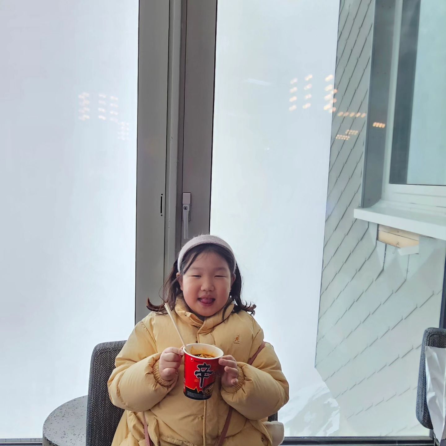 ㅡ
너무 예뻤던 #스위스
특히 예전부터 꼭 한번 가보고 싶었던 #스위스베른 기대 이상으로 너무 예뻤던 #베른
#융프라우 에서는 하얀 눈으로 싸대기 맞고 눈싸움도 하면서 너무 재미있었다.

#융프라우에서먹는신라면