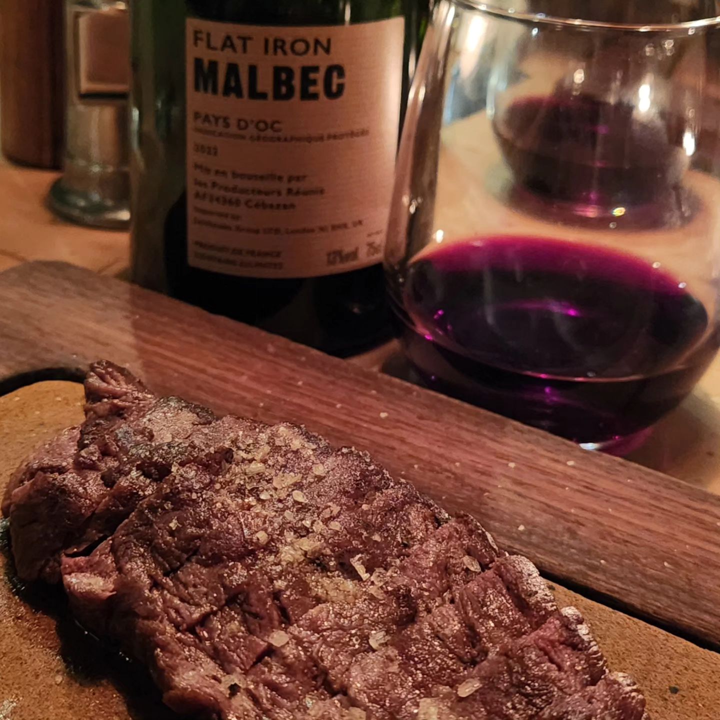 #런던소호거리 #soholondon 

런던에 가면
소호거리에 가서
#플랫아이언스테이크 
#flatironsteak 
안 먹어볼 수 없지효 🍽

1차는 플랫아이언
2차는 카훗 #cahoots 이라는 술집을 갔답니다 :)

플랫아이언은 미리 예약을 안하고가서 1시간정도 웨이팅했어요! 노상 맥쥬 🍺

#런던소호 #런던여행 #런던맛집 #소호거리맛집 #london #londonsteak #londonbar #londonwine #malbec #와인추천 #말벡 #플랫아이언말벡