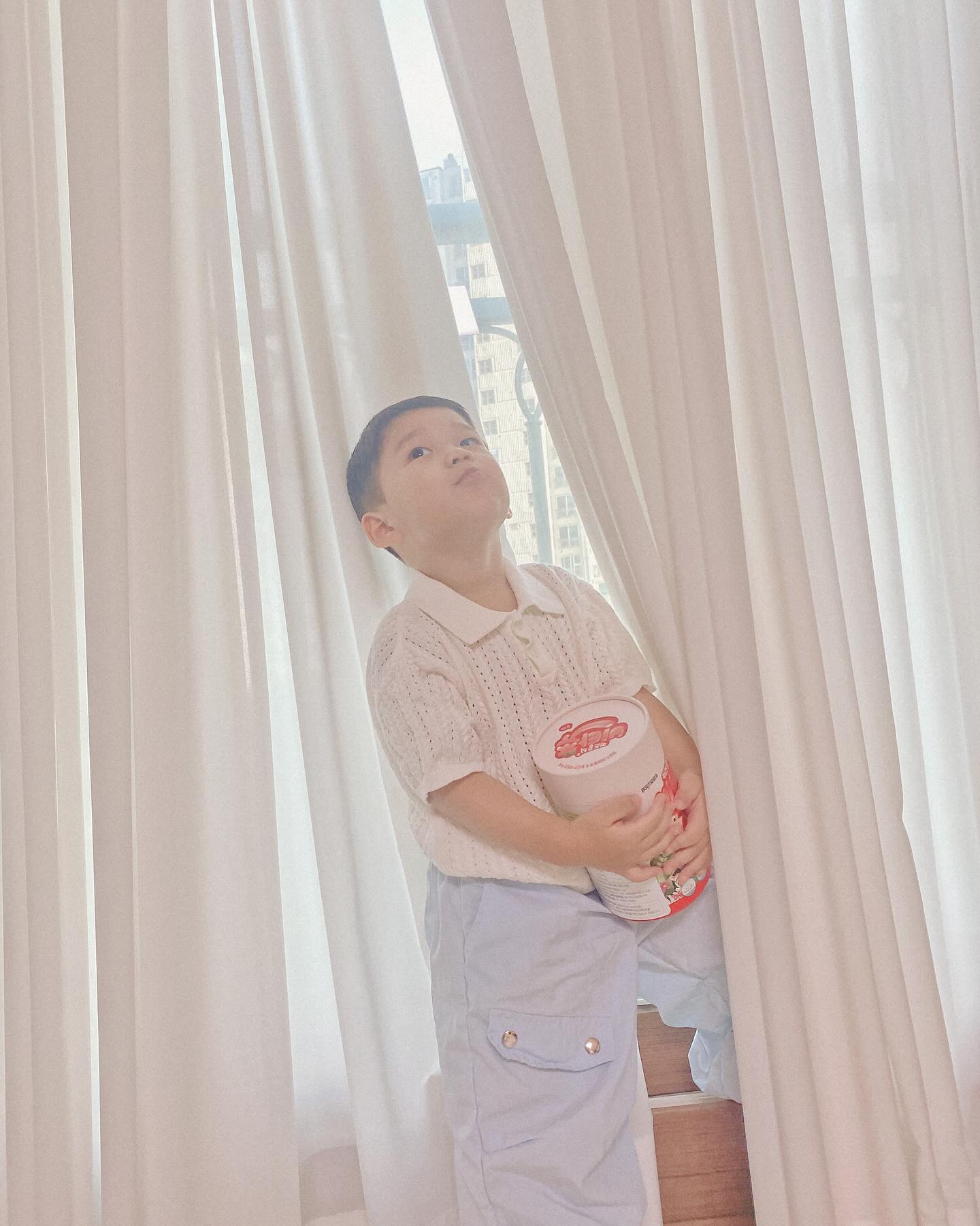 🍓키즈공식 비타쮸 

새콤달콤해서 간식처럼 먹는 로우니🧸
멀티비타민과 아연까지 있어 어린이집 적응중인 로운이에게 면역력 영양제는 필수!!

ᰔ비타민B2, 비타민B6,비타민C, 아연이 함유된 딸기맛 츄잉캔디 

ᰔ딸기맛으로 간식 대신 줄 수 있는 어린이 멀티비타민

ᰔ면역세포 성장과 활성화에 필수적인 아연까지 들어있어 면역력까지 
  챙길수 있는 영양제

ᰔ1정씩 개별 포장되어 있어 위생적이고 외출 시에도 간편

ᰔ1일 3회, 1회 1정 섭취

추천ᯓᡣ𐭩
⛧편식으로 식습관이 좋지 못한 아이
⛧활동량이 많아 에너지가 필요한 아이
⛧균형 잡힌 영양관리가 필요한 아이
⛧고열량의 가공식품을 너무 좋아하는 아이
⛧정제 형태의 영양제를 삼키기 어려운 아이

🏷️똑닥X보타니스타로부터 제품을 제공받아 체험한 솔직 후기입니다 

#똑닥 #보타니스타 #제품제공 #비타쮸 #키즈공식비타쮸 #키즈비타민 #어린이영양제 #츄어블영양제 #성장기영양제 #어린이건강기능식품 #어린이멀티비타민 #육아맘#36개월아기#육아소통#육아정보