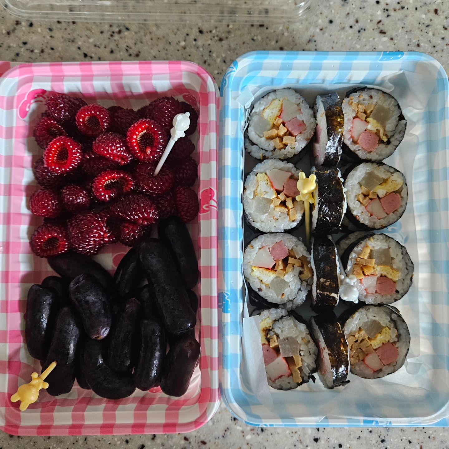 오늘은 2호의 현장학습날
비몽사몽 뜬 눈으로 김밥싸기!!
전날 미리 김밥재료 조리해두고
아침에 이래저래 바삐 움직이는데
머리카락에 껌붙었다며ㅡㅡ
어제 자는데 달콤한 향이 났다며
아주 해맑게 얘기하는 2번여자.
속이 부글부글, 승질 지대로😡🤬
올라왔지만 아침은 기분좋게!! 내가 참겠다..
나름 얼음대서 떼고 심폐소생시켰지만
기분은 썩 좋지는 않아😑

어쨌든 잘 댕겨와
잘 놀다오고
물건 잘 챙기고..
제발👏🏻

#내아이의생활 
#현장학습 
#현장학습가는날 
#현장학습도시락