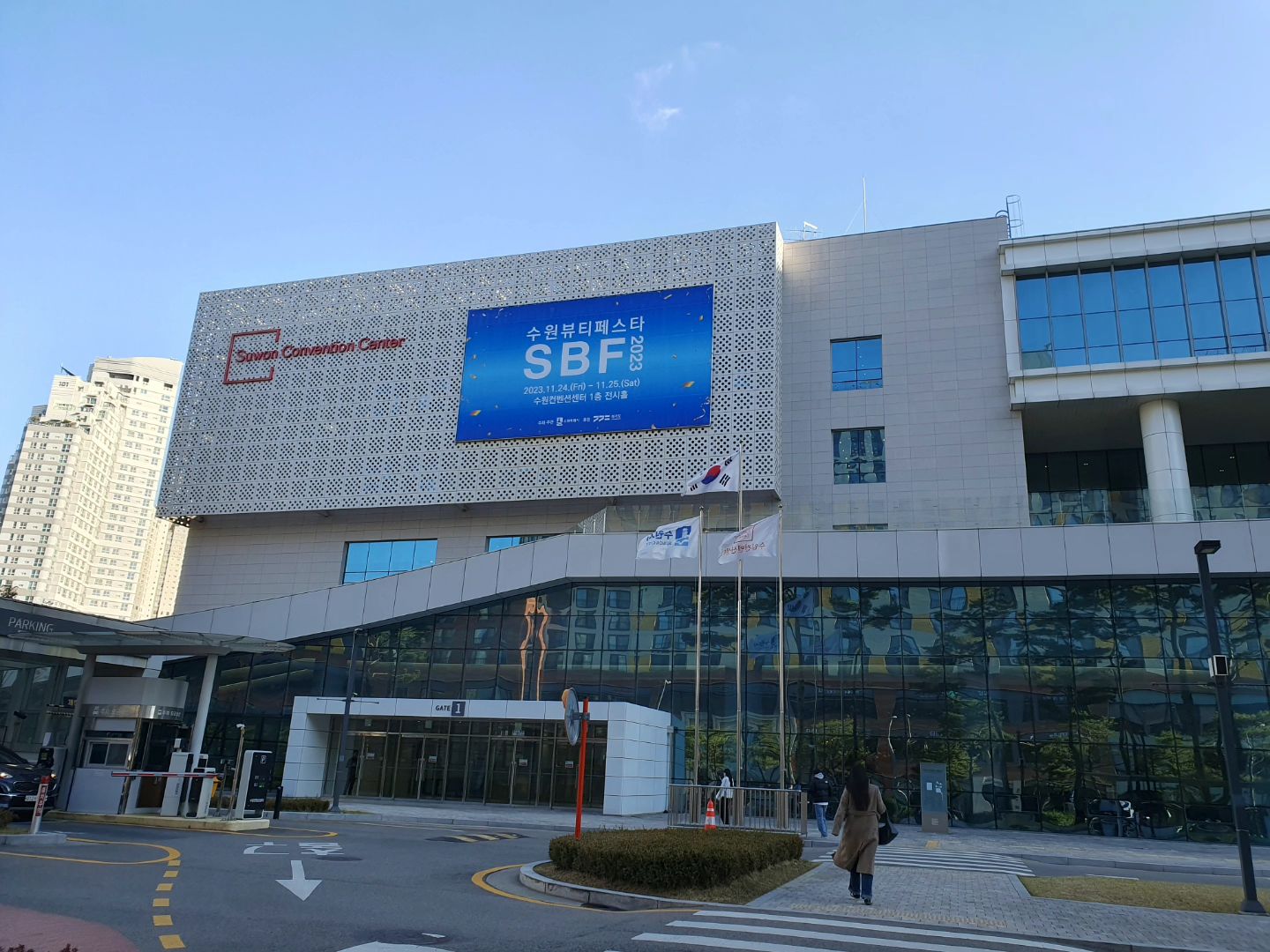 수원 뷰티페스타 누가 가냐고?
그거 가는 사람 나야나~ㅋㅋㅋ
재밌는 체험 많았는뒈 
담에 또 열면 또 갈게여 ^^

전날 과식하고
아침에 속 너무 안좋아서
토할거 같았는데
맥주먹고 나아졌네
부리또 매워서 먹고 눈물흘리기 직전까지가고

#수원뷰티페스타#SBF#수원컨벤션#광교롯데아울렛#퀘사디아#부리또