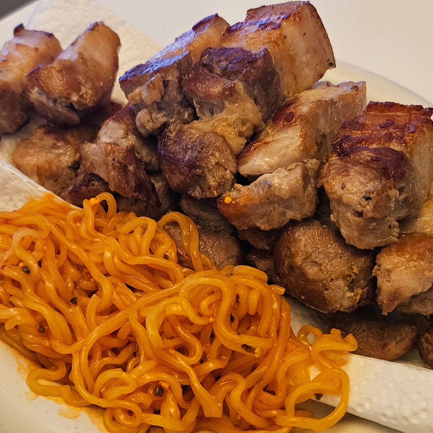 오겹살이랑 꿀조합 비빔면!!!
✨️미트웍스 오겹살을 더 맛있게 먹고 싶다면?!✨️
꿀조합 비빔면이랑 함께 즐겨보세요 😋

📍오겹살 수육용으로 나왔지만 구이용으로도 전혀 손색없어요!
구워먹으면 오겹살 껍데기가 더 쫀득해져서 맛있어요!!

📍오겹살 두께도 두툼한데 저렴한 금액!! 밖에서 비싼 돈 주고 안사먹어도 됩니다 ㅎㅎ 집에서 간편하게 미트웍스 오겹살을 즐기세요!!

📍미트웍스 구매링크 https://m.smartstore.naver.com/meatworks
