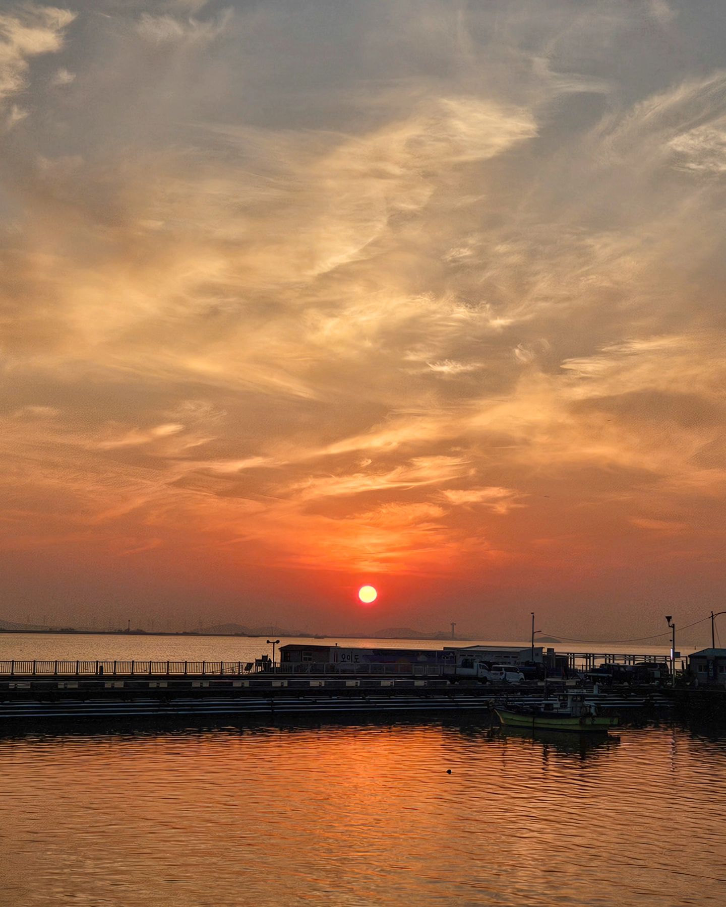 GOODBYE 2023☀️

여러분의 2023년은 어떠셨나요?

좋은일도, 힘든일도, 슬픈일도,
참 다채로운 일들이 많았던 한해를 보냈던것같아요.

그럼에도 불구하고 무난히 무탈한 한해,
그 누구보다 열심히 놀았던.. 한해를 보냈네요🙂

그러다보니 계획했던만큼 많은걸 이루지는 못했지만
그안에서 또 느끼고 경험하고 깨달은게 많은 한해였어요 :)

내년에는 좀 더 부지런하게
계획했던 많은것들 이뤄가면서
창의적이고 생산적인 한 해를 보내보려합니다.

2024년 갑진년,
푸른 용의 해에는
원하는 많은 바를 이루시고
건강하고 행복한 값진한해가되길 바래요🐲

Happy New Year!

개인적인일로 잠시 멈춰뒀던 인스타
다시돌아와도 언팔안하시고 꾸준히 소통이어나가주시는
많은 인친분들 감사합니다♡

새해복많이받으세요😊

#새해복많이받으세요 #굿바이2023 #새해인사