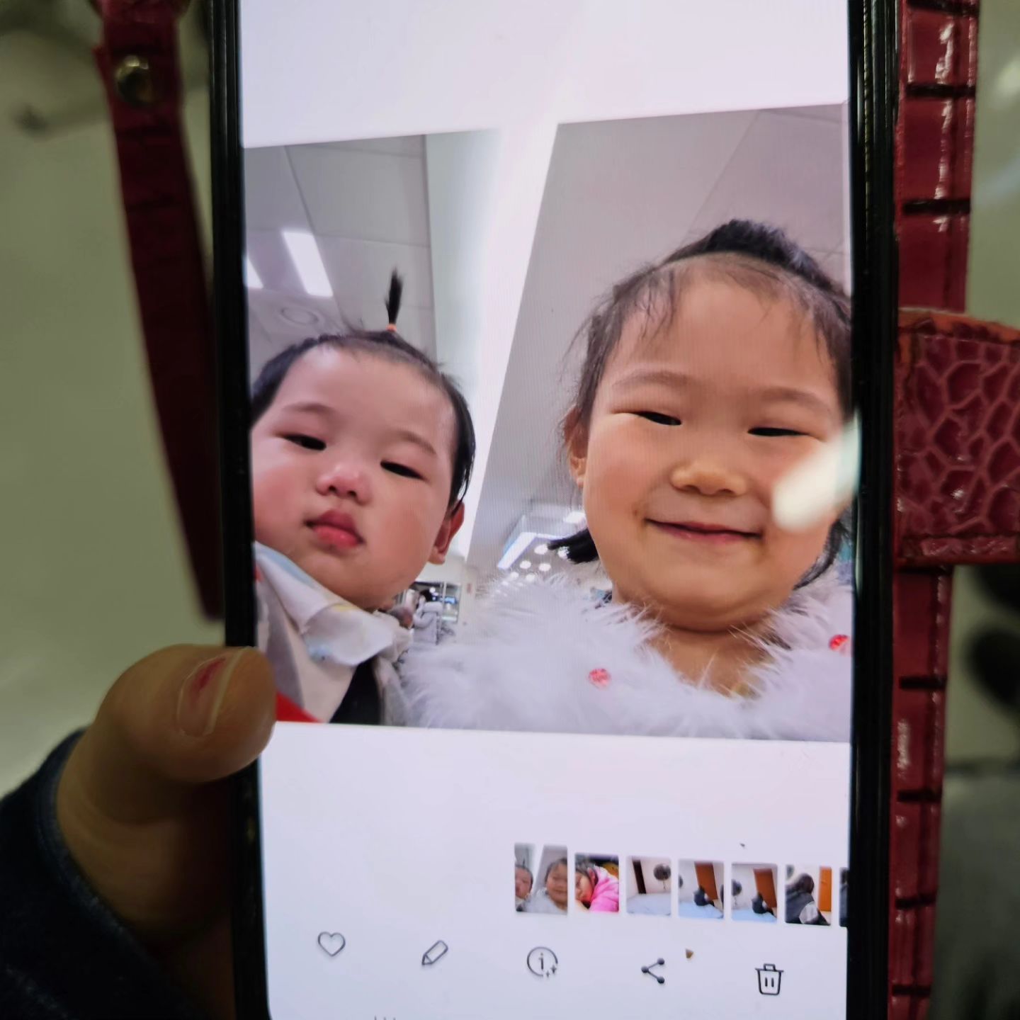 할아부지 모시고간 병원에서
귀여운 누나야가 태영이 귀엽다고
사진찍자고 ㅋㅋㅋ
각도의 중요성을 가르쳐 드려야겠어요

아빠곰은 일주일간 해남으로 ~
엄마는 허리가 아파 한의원에 침맞으러
엄마껌딱지 침맞는데 엄마침대에서 안떨어지고
옷이 올라가면 옷내려주고 엄마아프지말라고 뽀뽀해주고
이쁜 내새끼 😊😊😊 태영이땜에 엄만 행복하다

아침부터 재활용 버리러 다녀오니
태우가 애기띠로 태영이 안고 있네 🤭🤭
애기띠 첨해보는 태우인데 어떻게 했으려나
아빠곰도 못하는걸 태우가 ~
역시 첫째는 사랑입니당♥️