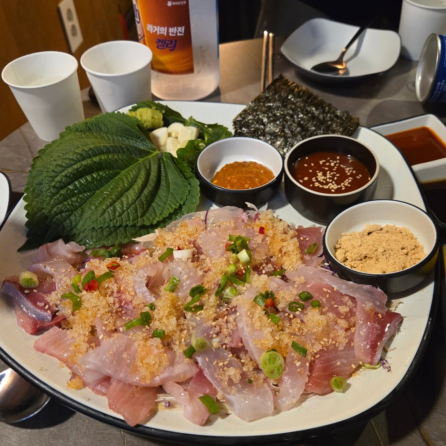 #모란해물포차
원양어선 해물포차에서 방어, 조개전골 영접👍

날씨가 쌀쌀해지면 기름이 가득 차 올라 고소한 방어, 대방어를 만나야한다. 

게다가 이런 쌀쌀한 날씨가 조개전골의 뜨끈한 국물까지 부르는데 방어와 조개전골을 함께 맛볼 수 있는 모란역 신상 해물포차 #원양어선 이 생겼으니 한 자리에서 다 맛보자.

젊지만 친절하고 손끝 꼼꼼한 사장님이 맛나게 말아주는 해물포차 안주와 청하는 환상조합이거등요~
쌀쌀하고 심란한 이 시국에 딱..!!

원양어선 해물포차
* 경기 성남시 중원구 성남대로1148번길 30 . 1층
* 영업시간 
평일 18:00 ~ 02:00
주말 18:00 ~ 04:00