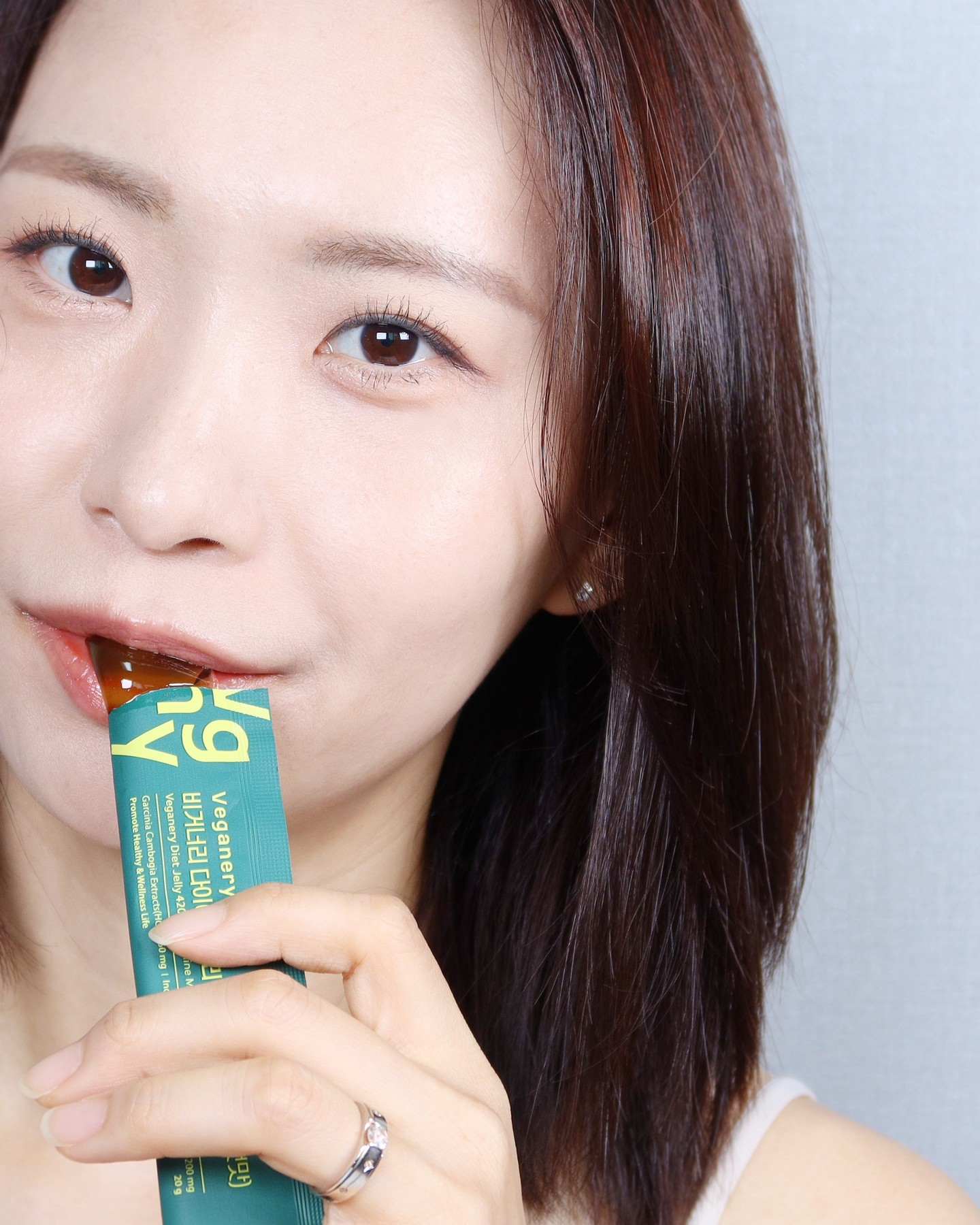 #광고 #올리브영추천템 #다이어트젤리
✅비거너리 다이어트 젤리 4200mg

100% 비건 포뮬러로 설탕ZERO!
엄선된 프리미엄 부원료들로 만들었고요.
비건 성분으로 채식주의자도 섭취 가능합니다.

식약처 인정 복합 기능성 원료를 함유한
건강기능식품 인증을 받은 다이어트 젤리인데요.

비거너리 다이어트 젤리에는
가르시니아캄보지아추추물 750mg이 함유되어 있습니다.
탄수화물이 지방으로 합성되는 것을 억제해주고요.
그래서 체지방 감소에 도움이 될 수 있습니다.
뿐만 아니라, 배변활동 또한 원활하게 도와준답니다.

또한, 식후 혈당 상승 억제도 도움을 줄 수 있는
난소화성말토덱스트린은 4,200mg이 함유되어 있어요.

비거너리 다이어트 젤리는
이지커팅라인으로 밖에서도 간편하게 먹을 수 있습니다.

샤인머스캣 맛의 달달한 상큼한 맛이에요.
1포씩 파우치 타입으로 들고 다니기 좋아서
휴대하며 식간 사이 먹거나 입이 심심할 때 챙겨 먹고 있어요.

올 여름 다이어트 준비 중이라면,
맛있게 먹을 수 있는 가르시니아 다이어트 젤리 어떠세요?
올리브영에서 다이어트 젤리를 만나보셔요:)

#비거너리 veganery_official 
.
.
#다이어트간식 #올리브영추천템 #다이어트젤리 #비건다이어트젤리 #비건다이어트 #올리브영간식
#단기간다이어트 #올리브영다이어트