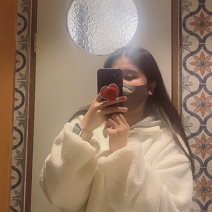 ############
#첫줄
...
#221109
#거울샷 #최애 #헿헿
...
이거 입을때 제일 행복하고 
저 핸드폰 케이스 너무 맘에 들고 
마스크 없으면 이제는 안되고 #헿 
...
...
..
.
#ps 연말 가기 전에 기록중 #2
