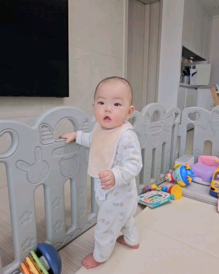 벌써 연휴 마지막날이네용🤣

도영이는 그저 신났어용ㅋㅋㅋ이 개구쟁이를 어찌할꼬..ㅋㅋ
이제 한손으로 서있는데 곧 두손 놓고 서있겠죠?
하루하루 성장하는 도영이 아주 칭찬해ㅎㅎ👍🏻

모두 연휴 잘 마무리하시고 오늘도 육아팅하세용!🩷

#연휴끝 #엄마소리주의⚠️ #육아일기🍼 #육아일상 #육아스타그램 #육아소통 #육아맘 #육아맞팔 #육아맞팔환영 #흑토끼맘 #귀여운아기 #남자아기 #도치맘 #릴스타그램 #아기릴스 #릴스