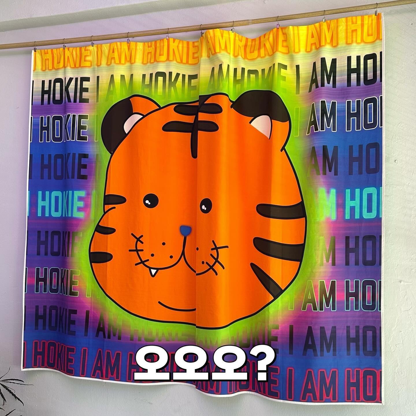 😻궐리단길 힙한 디저트 카페 오오오! 다녀왔습니다. 

😻경쾌한 내부 인테리어에 어디 앉아도 포토스팟!

😻이미 소문난 슈페너 맛집으로 고민하다 골라본 시나몬슈페너 크림이 도른자네요. 살짝 여쭈니 직접 생크림을 배합해서 만드신다고 하는데 이렇게 쫀쫀한 생크림 ㅠㅠ 다들 꼭 드셔보세요!

😻레밍턴 쿠키는 루비초콜릿+코코넛+마카다미아 딸기잼의 조화로 식감과 맛 다 잡았습니다. 

😻쪽파크림치즈 소금빵 단짠단짠의 조화로 아아랑 찰떡이에요!

😻아메리카노는 산미 없이 고소합니당! 
오오오만의 힙스러운 패키징 또한 감상하는 재미도 당장 느껴보라냥

🍪오오오 𝕠𝟝𝕠
🍪구월동 1176-10
🍪인천터미널역 2번 출구에서 757m

#구월동카페 #구월동맛집 #구월동디저트 #궐리단길카페