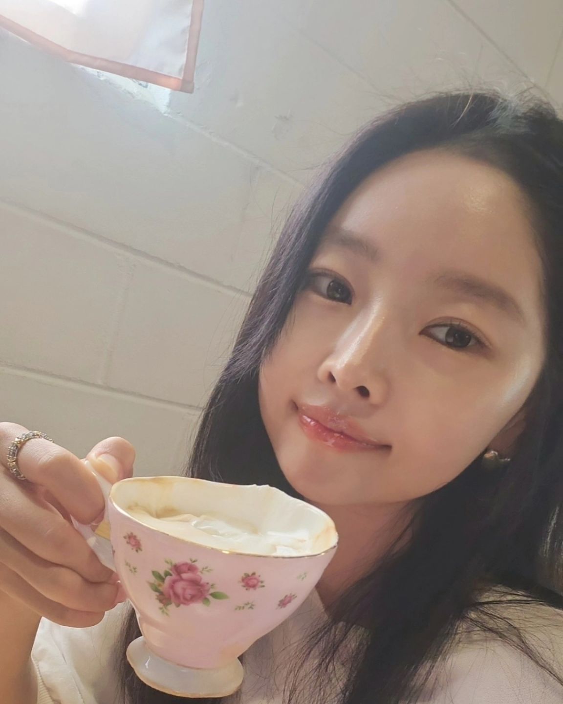 "작은 순간을 즐기는 시간☕🌸"

해시태그: #커피타임 #힐링타임 #소확행 #여유 #셀프케어 #행복한하루