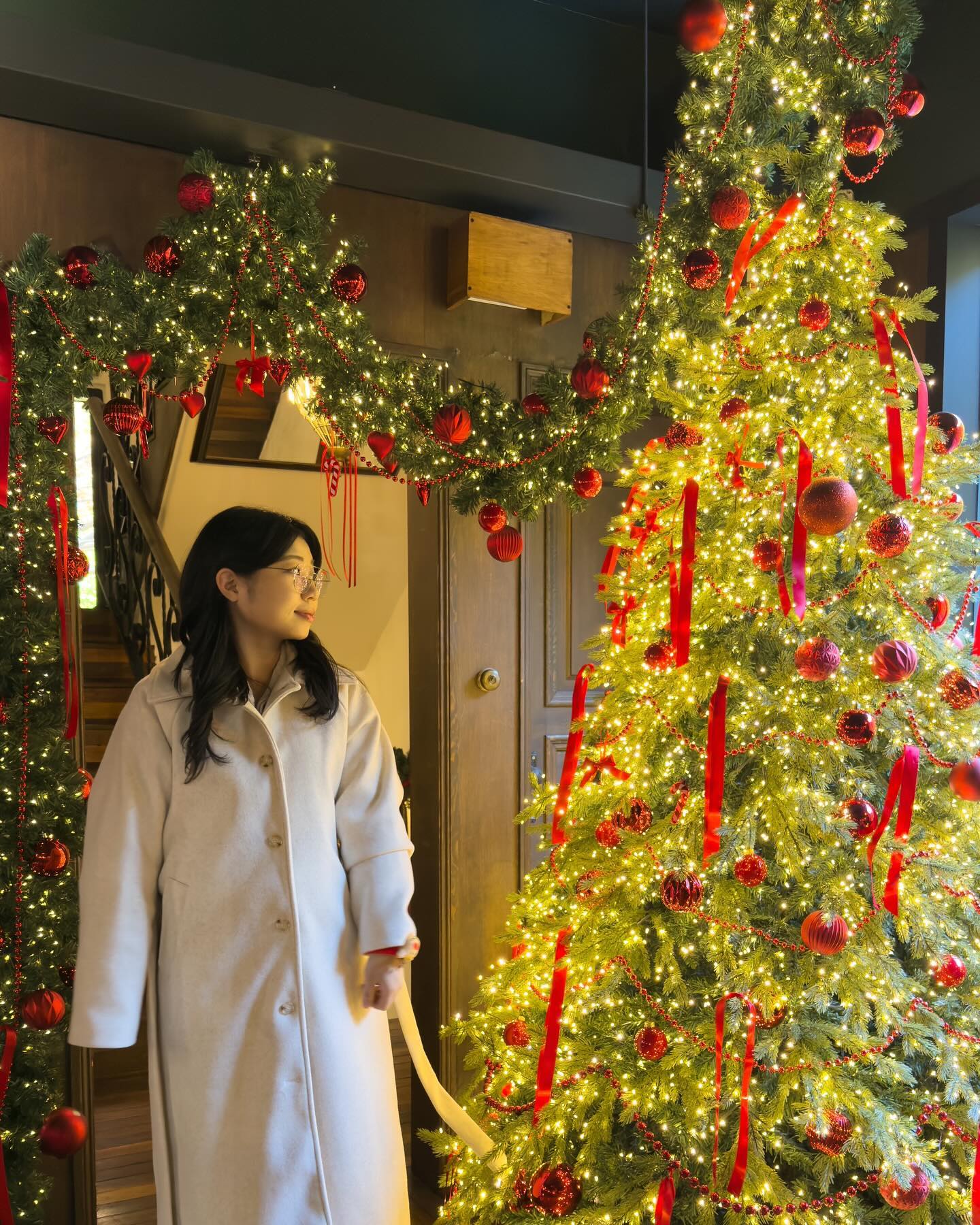 #부산 #카페만디 #크리스마스 #🎄

📍카페만디 cafe_mandi 

⏰️ 영업 시간
매일 12:00 ~ 22:00 
💥 라스트 오더 21:30

💰 메뉴
아메리카노☕️ 5.5
만디라떼🍵 7.0
고구마케이크🍠 7.0

✨️차별점✨️
☝️ 크리스마스 포토존이 다양함🪄📸
✌️ 낮에는 숲뷰🌳, 밤에는 화려한 반짝반짝 트리🌲 구경가능
👌 음료와 케이크🍰가 다양해서 골라먹는 재미가 쏠쏠‼️
🖖 학교괴담👻 같기도 하고 호그와트 마법의 성🏰 같기도 한 곳
🖐 험난한 오르막길을 올라야 갈 수 있음😓😓

📣 한줄평
크리스마스 분위기를 만끽할 수 있는 대형베이커리카페🫶🏻🏡

✅️ 재방문 의사
🎗🎗🎗🎗🎗

🪧대티역 4번 출구에서 627m🚶

#마리_부산