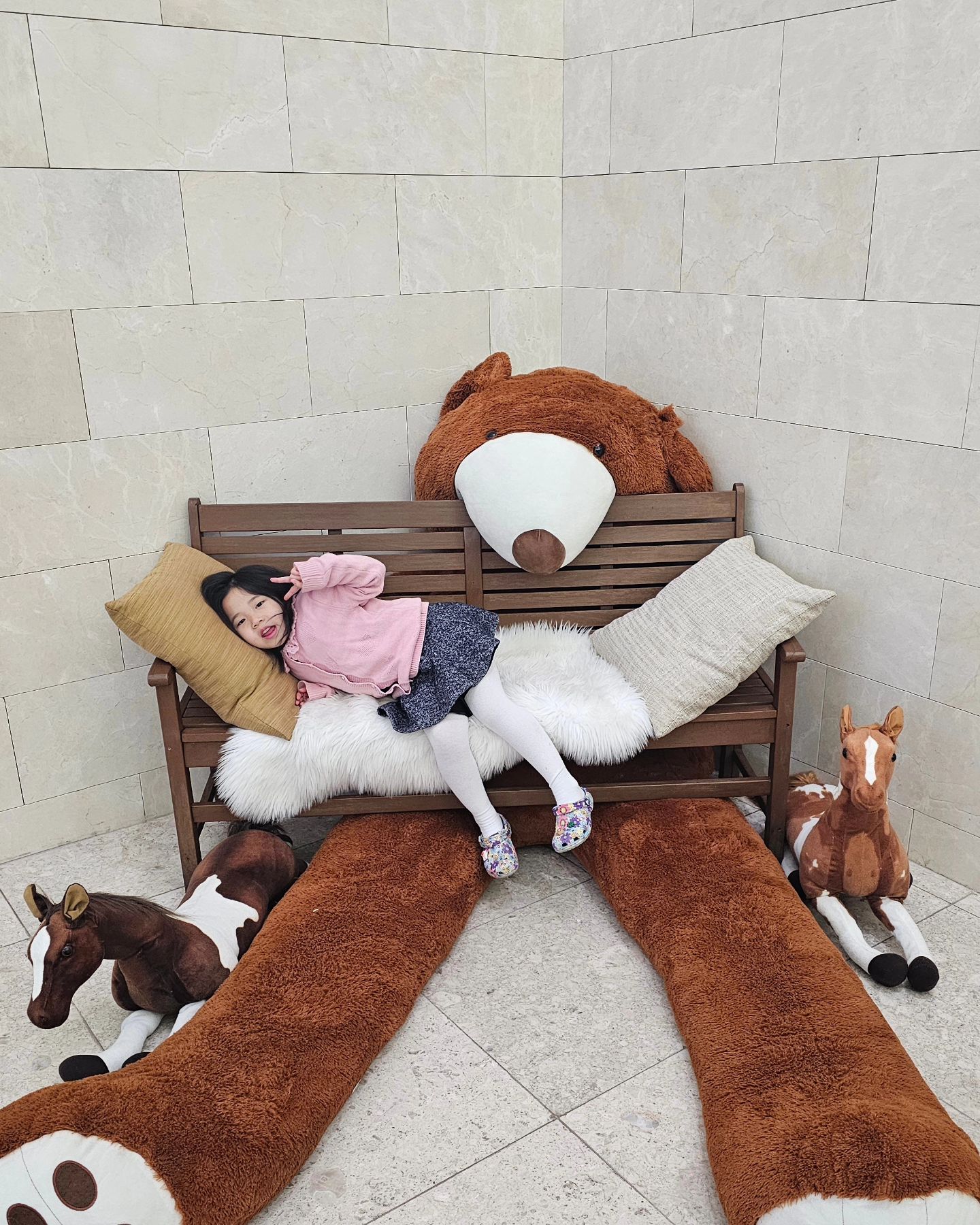 #20240302 #제주부영리조트

우리 넷 사진 위주👨‍👩‍👧‍👧 조식 먹고 산책하는데 이리 날씨가 좋다니~~~ 매번 집에 가는 날 해 뜨는 제주^^

#가족스타그램 #자매그램 #기록 #추억여행중