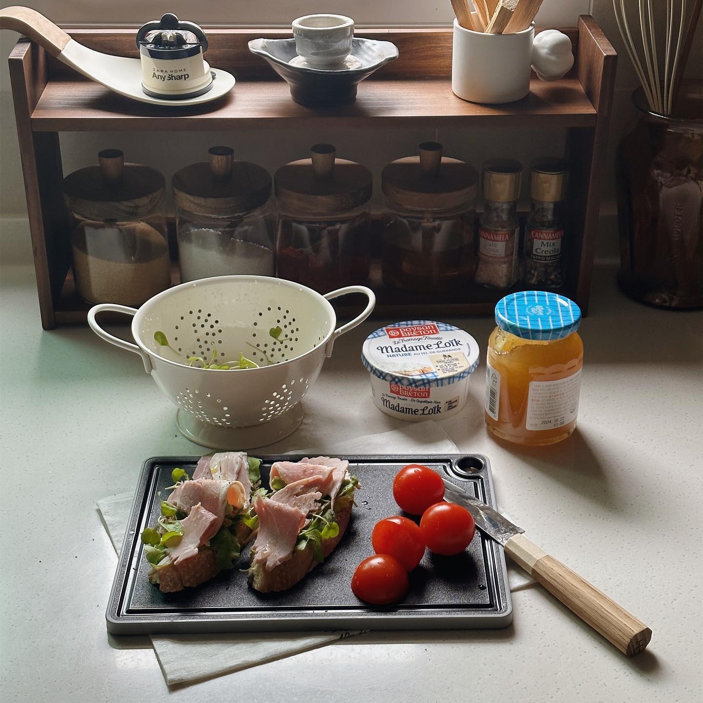 #광고 
예전에는 큰 도마가 무조건 편하다고 생각했는데,
막상 1-2인분씩만 요리하다 보니 큰 도마보다는
막 사용할 수 있고, 가벼워 편하게 씻고, 잘 마르는
작은 도마를 더 자주 사용하게 되더라고요!

제가 딱 찾던 도마인 달로플라스트 논슬립 도마.
블랙 컬러의 심플하고 세련된 디자인에
고온에도 유해물질, 환경 호르몬이 나오지 않아
갓 구운 토스트 빵을 바로 올려 담아
홈카페 플레이팅도마로 활용하기에도 좋아요!

센스 있는 가장자리 홈처리로 수분이 많은 재료도 흘림 없이 손질할 수 있고
논슬립도마로 안정적인 칼질, 재료 손질이 가능한 도마에요:)

🏷 miltec.house_kr

#밀텍하우스#도마#논슬립도마#플레이팅도마#달로플라스트#달로플라스트논슬립도마