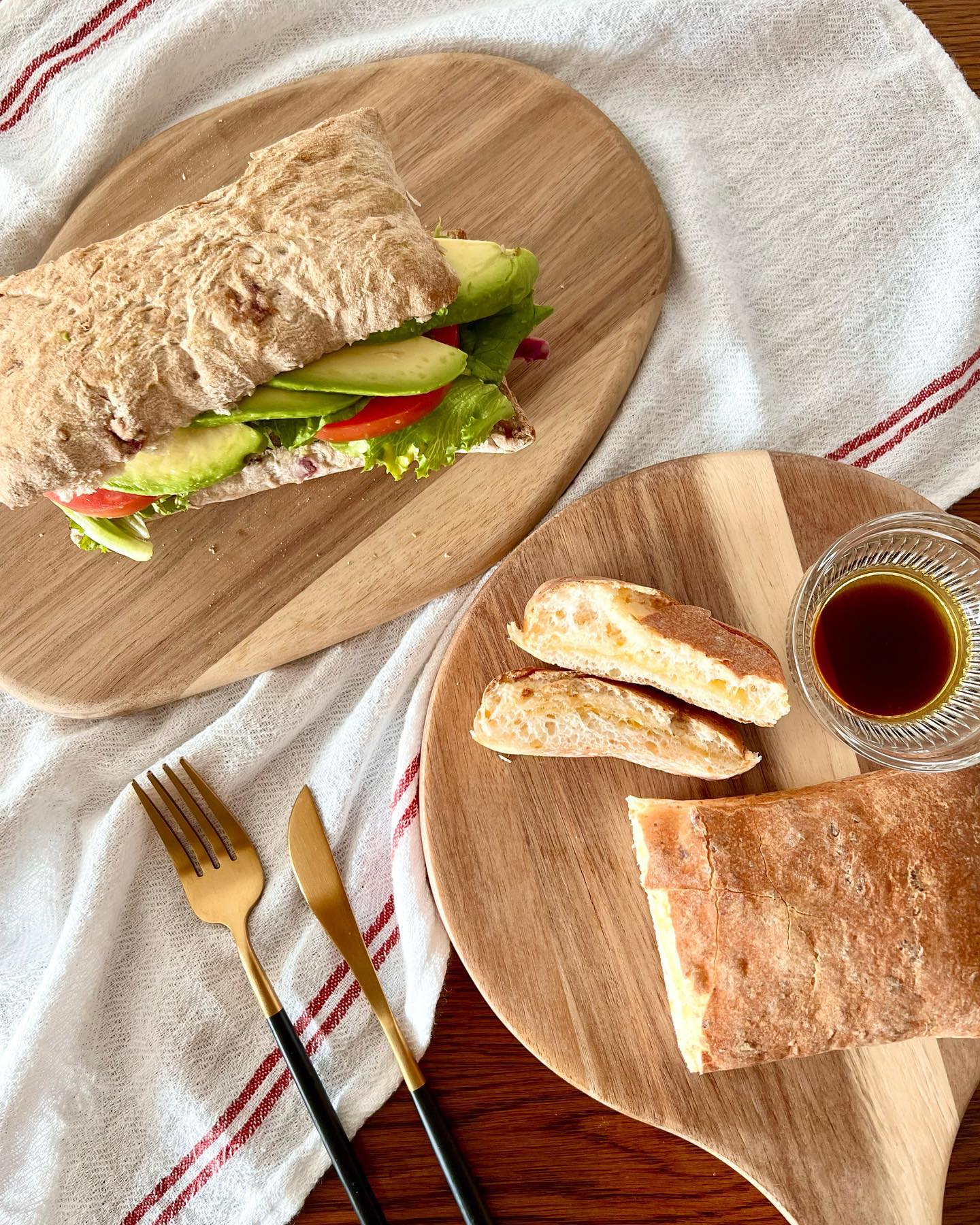 #협찬 🇮🇹

집에서 즐기는 겉파속촉 이탈리아 #데일리브레드 치아바타 🥖

🌸신세계푸드 #베키아에누보 

#곡물크랜베리치아바타  8ea / 880g 

✔️호밀 / 귀리 / 보리 등 곡물믹스
✔️새콤달콤한 크랜베리 콕콕
✔️겉바속촉 식감

#체다치즈치아바타 
6ea / 612g

✔️진한 체다치즈 콕콕
✔️고소하고 짭쪼롬한 맛
✔️겉바속촉 식감

🔥180도 에프에 1개 7분 / 2개 12분
초간단하게 완성되는 이탈리아의 찐한 풍미✨
에프에 구으면 겉은 파삭 속은 쫄깃
한김 식으면 겉은 쫄깃 속은 부드럽-
이대로 그냥 먹어도 맛있지만
개인적으로 야채 + 토마토 + 아보카도 등 
#냉장고파먹기 재료 몽땅 넣고 
#치아바타샌드위치 로 먹으면 
한끼식사로 그만이에요 ❤️

🇮🇹이탈리아에 안 가봤지만 
🇮🇹이탈리아에 온 듯한 느낌적인 느낌이랄깡🫶
.
.
#베키아에누보에센셜 #치아바타 #식사빵 
#이탈리아데일리브레드 #이탈리아식사빵 
#신세계푸드 #셀러뷰 #오늘뭐먹지 
#오늘의식탁 #이탈리아브레드