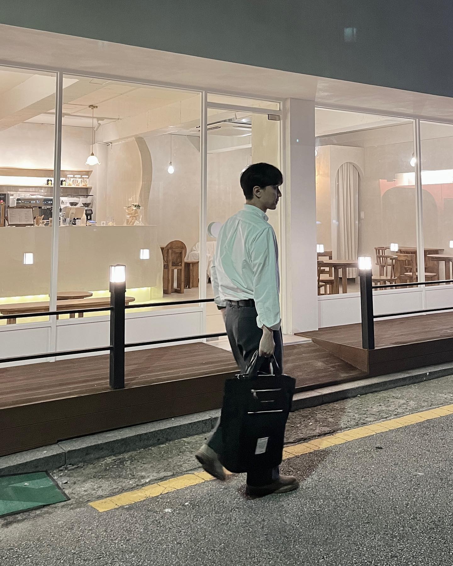 2023.09.19(화)
☁️ 최고: 28도 / 최저: 19도

이제는 저녁이 되면 선선한 공기가 기분 좋게 다가오네요🙌🏻
오랜만에 셔츠와 데저트 부츠를 주섬주섬 꺼내어 보았는데, 좋아하는 옷을 입으면 하루종일 기분이 좋은 것 같습니다 :)

마음 속 깊은 이야기들을 나눌 수 있었던 하루여서도 참 감사한 하루인 것 같네요!🎶

-
Shirts poloralphlauren 
Bottom zara 
Shoes astorflex_official 
Bag tommyhilfiger 
Glasses davich.official