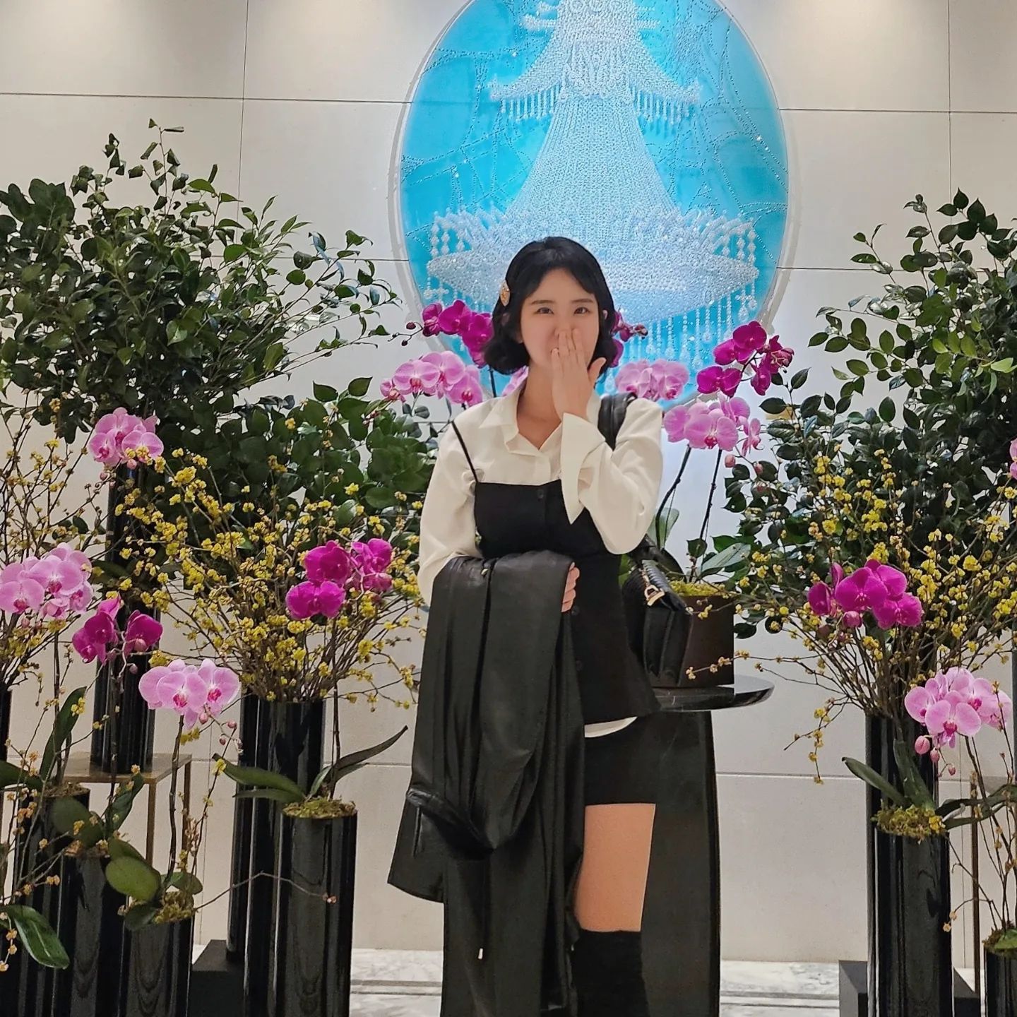 꾸꾸꾸 했던 어제 ㅎㅎ

넘 예쁘시구 스타일리쉬한 
골프인친😘 현지언니가 디쟈인한
트렌치 반해서 구매 🖤

함께 코디하는 옷은
꾸안꾸로 하는게 더예쁘다고 알려주셨는데🤩

베프 생파 간다고 신나서 ㅎㅎ
꾸꾸꾸 해버렸어요🤣ㅎㅎㅎ

담에 후드티랑도 힘빼고 입으려구요🧡

쓱 걸치기만해도 스타일리쉬해지는
트렌치코트💕 kimhyeonji_gg