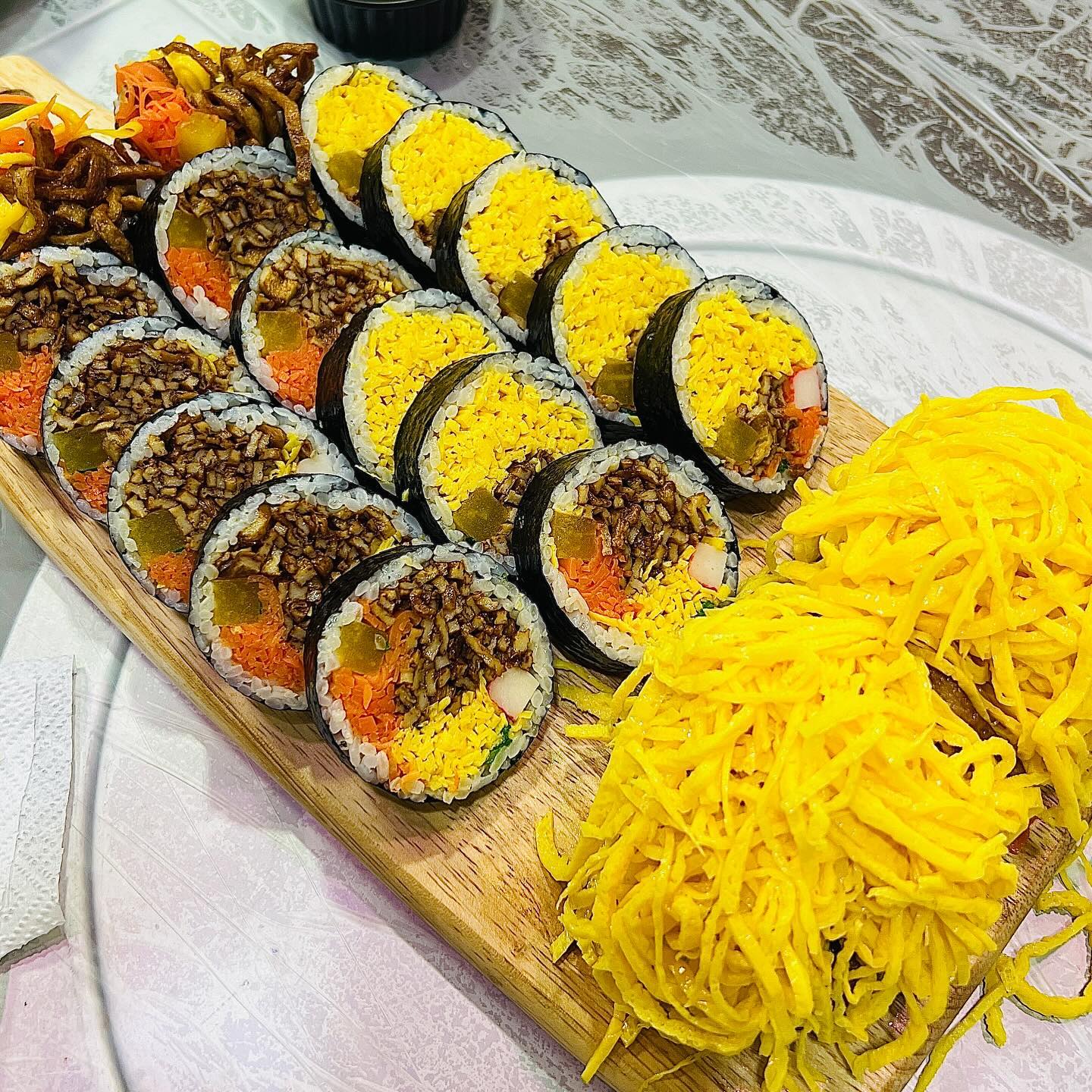 목포 인생김밥 찾았습니다 #달콤김밥

계란 지단이 잔뜩 들어가는 삐약김밥!
계란의 고소함과 어묵의 짭쪼름함이 최고..
같이 나오는 겉절이랑 먹으면 더 맛있습니다

김밥이 워낙 크고 뚠뚠해서 반절만 먹어도 배불러요ㅋㅋ

달콤김밥만의 수제 소스인 스노우는 꼭!!! 주문하세요
살짝 어니언소스 맛 나는게 김밥이랑 완전 잘 어울립니다

📍달콤김밥
옥암동 1031-1

🕐운영시간
화-일 07:00-16:00
매주 월요일 휴무

💲주문
달콤김밥 3,500원
삐약김밥 6,000원

📞0507-1362-5621(무조건 전화주문 필수!)

#목포여행 #목포맛집 #목포김밥 #목포핫플 
#목포김밥맛집 #목포가볼만한곳 #목포여행코스