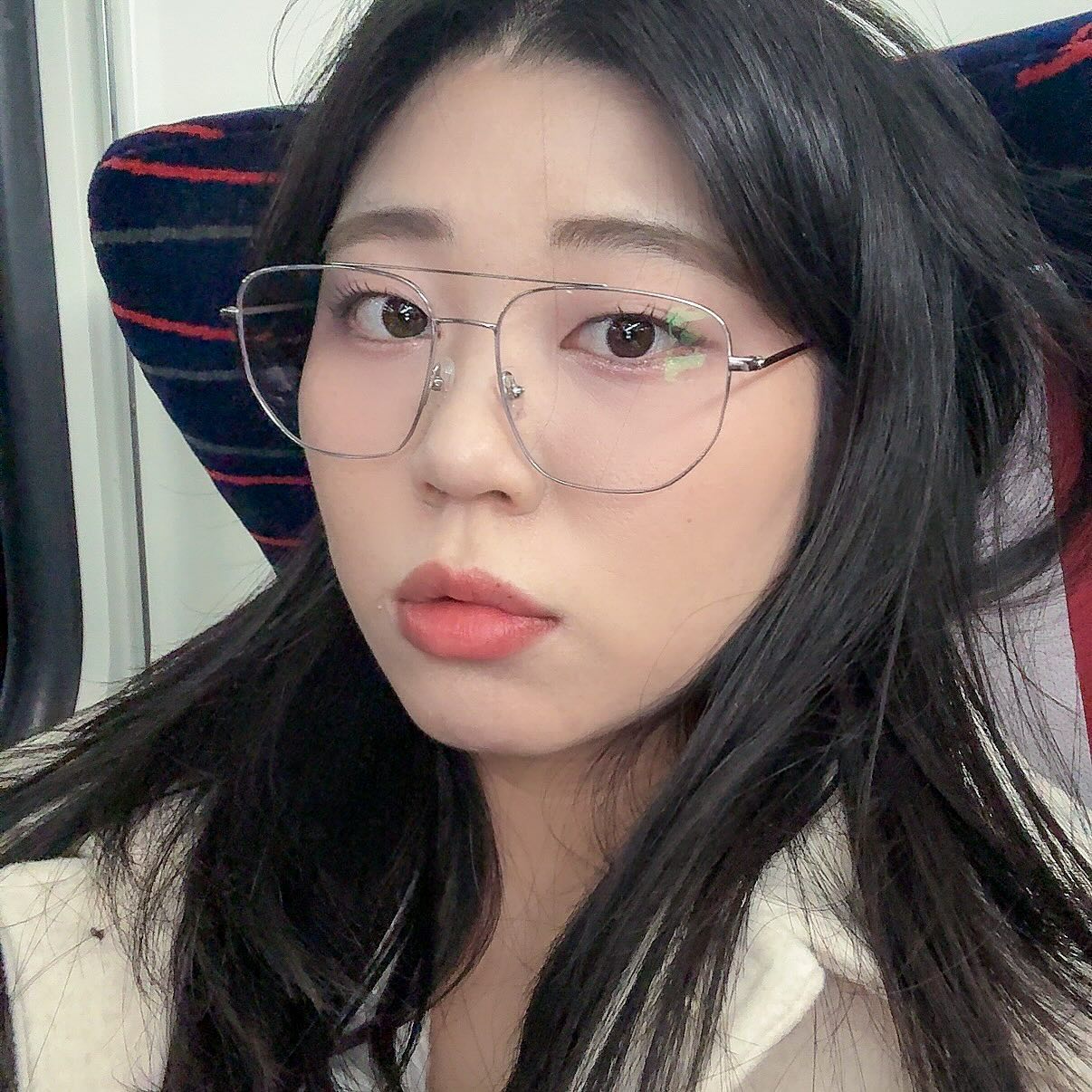 #부산 #서면 #아이젠트리 #👓

나한테는 “카린”이 젤 잘어울리더라😳✌️

요즘 투브릿지 안경에 빠져있었는데 완죤 럭키비키자나⁉️🍀💚

📍 아이젠트리 서면점 eyegentry1sm 

⏰️ 영업 시간
매일 10:00 ~ 21:00 

💰 메뉴
카린🤓 안경별 상이

✨️차별점✨️
☝️ 다양한 브랜드의 🥽안경들을 한 자리에서 써볼 수 있음🤓
✌️ 개인맞춤형 1:1피팅서비스🕶️ 운영
👌 네이버 예약 후 방문 시 1만원~7만원 할인~ing
🖖 2024 시즌오프, 안경/선글라스 할인‼️⏳
🖐 구매고객 선착순 탁상달력 증정🗓️

📣 한줄평
안경이 안 어울리는 나에게도 어울리는 안경이 있다니..🕶️‼️

✅️ 재방문 의사
🎗🎗🎗🎗🎗

🪧서면역 1번 출구에서 358m🚶

#마리_부산