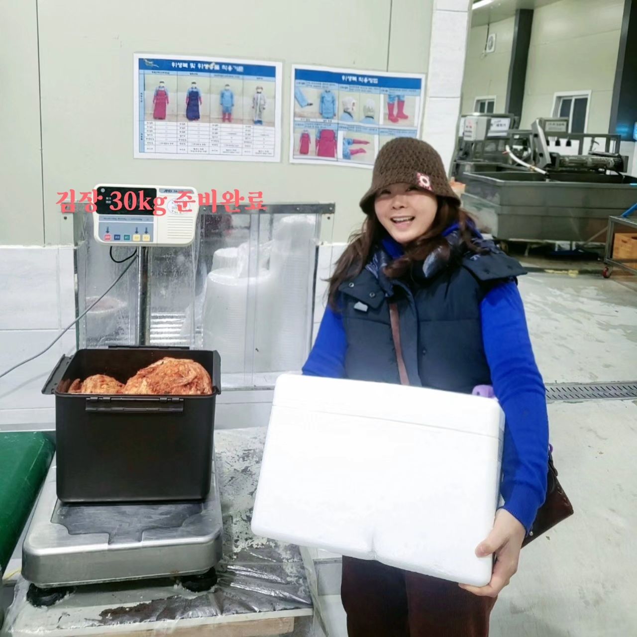 #홍천바회마을 #김장하는날🥬 
여기 김치 넘 맛나서 작년에 김치담고
올해 또 왔음. 여기저기 소문도 냈는데
김치 넘 맛나다는 평 🫶🫶🥳🥳

조선호텔김치랑 맛이 비슷하다는데?
바회마을 김치는 #세이지우드김치 ✨️
깔끔하고 시원한 여기 김치만 맛있고
다른 김치는 잘 못먹겠음 ㅜㅜ
700m 고랭지 배추라서 더 맛있다고 함.
올해는 김치냉장고도 사고 바리바리
준비해왔더니 넘 좋다.

#1박2일김장여행 
#바회마을김치 
#김치공장직원같음ㅋㅋㅋ
