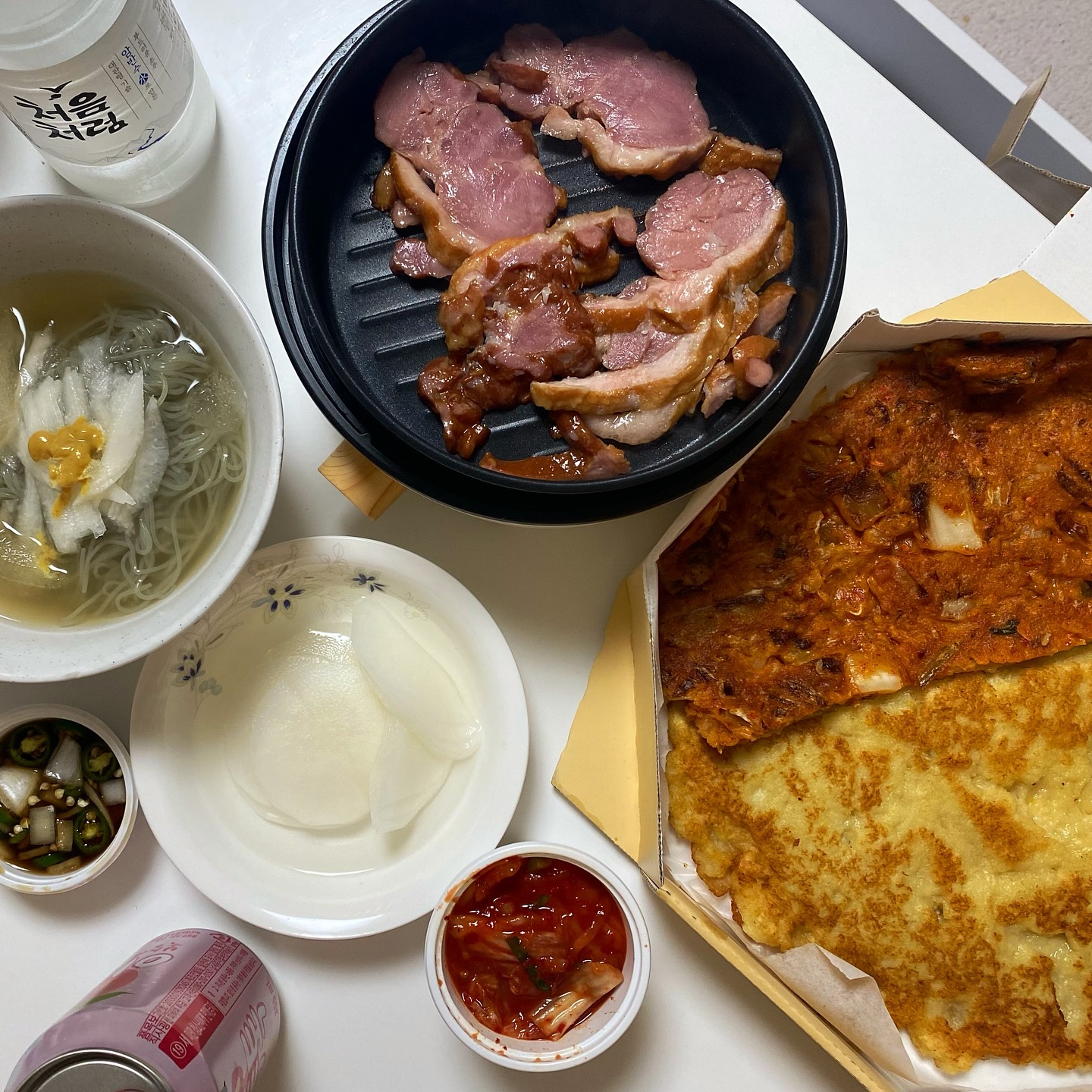 #먹쭈 #저녁밥상메뉴 #저녁메뉴 

휸제오리도 먹고 싶고 갑자기 전도 먹고 싶어서 전은 배달시켜서 먹었어요

덕계동에 위치한 #블루포차 
#감자전 한판 14,000원 #김치전 한판 10,000원
포장 상태도 너무 좋고 전도 바삭해서 좋아요

남은 전 반개씩은 다음에 먹으려고 냉동 보관했어요
다음에 남은 전 먹고 싶을 때는 전자레인지 해동 혹은 자연 해동 후 프라이팬에 기름 두르고 중불로 구우면 금방 구운 전처럼 맛이 똑같아요

배달도 빠르고 포장상태도 좋고 다음에 전 먹고 싶을때 또 주문해 먹을 것 같아요