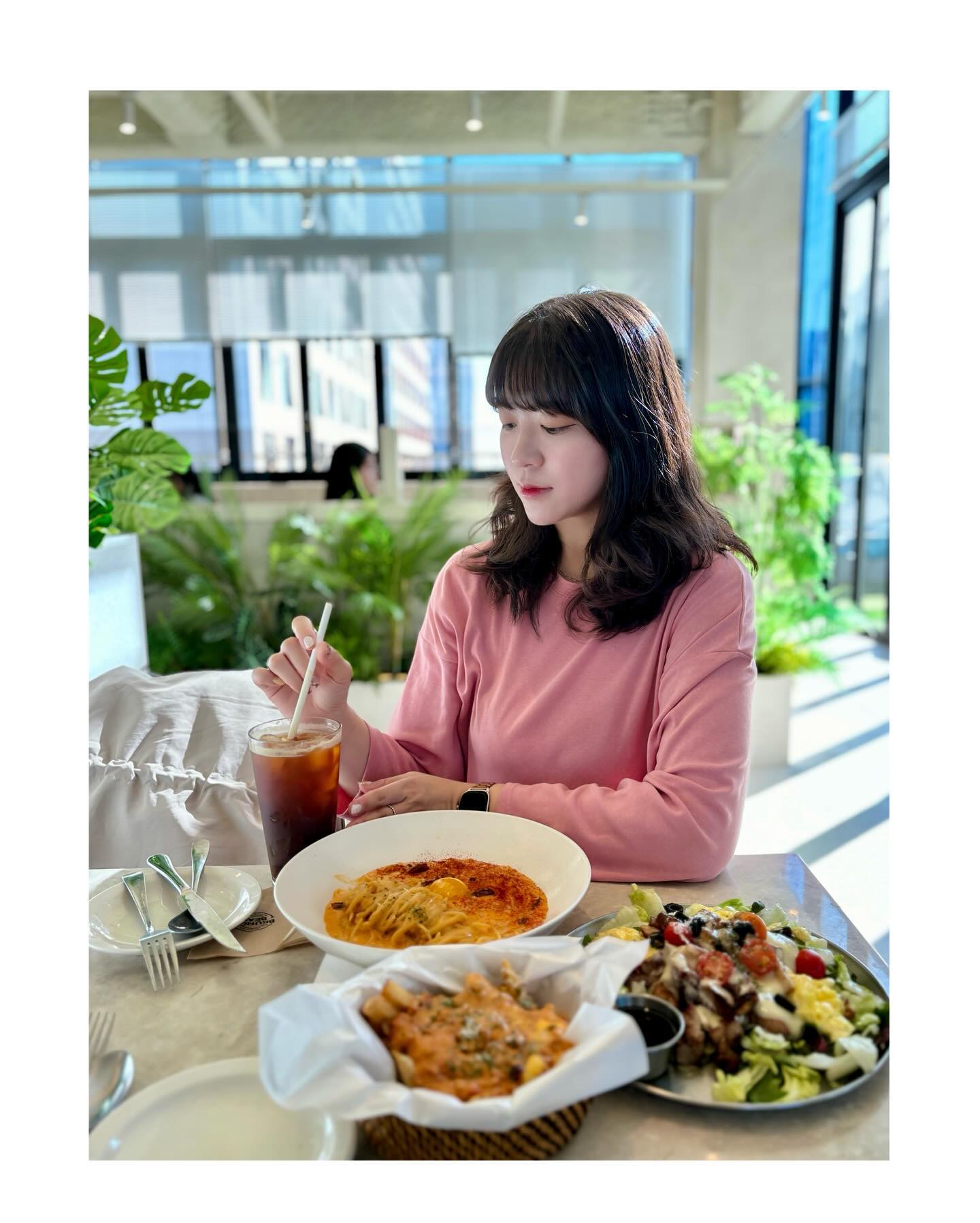 #협찬
주말엔 항상 웨이팅있는 찐 가성비 브런치맛집 #브런치빈 💚🥗🍝🥞 안그래도 인기많은데 맛판사에까지 나와서 나만 알고픈 맛집 실패... 평일에 연차 쓰고 갔더니 여유롭고 이렇게 좋을수가...🖤 #크리스마스트리 까지 분위기 짱🎄
⠀
단품도 가격 착한데 세트로 주문하면 완전 더 착해서 난 무조건 세트 추천!! 🙋🏻‍♀️ 탁재훈,히밥이 선정한 best 메뉴중에 스파이시쉬림프파스타 이건 꼭 먹어줘야함... 진짜 너무 너무 맛있음 ㅠ.ㅠ 10월 30일부터 '맛판사' best 메뉴 먹으면 복권 증정이벤트도 있어서 이벤트도 참여가능😊 푸짐하고 맛있고. . . . 브런치는 역시 브런치빈👍🏻
⠀
⠀
⠀
⠀
⠀
⠀
#영종도브런치 #영종도브런치카페 #영종도데이트 #영종도데이트코스 #영종하늘도시카페 #영종도카페 #영종카페 #영종데이트 #인천카페 #인천브런치 #인천브런치카페 #인천데이트코스 #인천맛집 #영종도맛집 #하늘도시맛집 #하늘도시카페 #영종도예쁜카페 #브런치빈영종도점 #영종도루프탑 #크리스마스