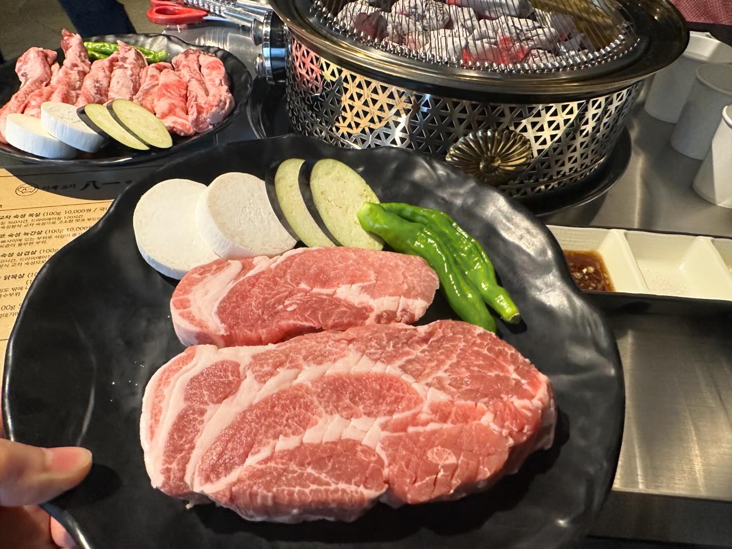 #협찬

✔️참숯직화구이를 먹을 수 있는 
#대구평리동맛집 #팔일

✔️아이들과 함께 고깃집 방문을 조금 꺼리는 편인데
직접 고기구워주는 곳이라서 고민없이 방문!

✔️웻에이징, 드라이에이징까지 총 480시간 숙성을 한
삼겹살과 목살을 즐길 수 있는 곳

✔️목살을 시작으로 이베리코 늑간살까지 클리어👍🏻
미디움레어로 목살을 구워주셔서 
소고기보다 더 부드러움 목살맛에 홀릭

✔️차돌된장밥, 녹차얼큰이냉면, 
아이들을 위한 참치마요주먹밥까지 
맛있는 배부름을 느끼며 나올 수 있을 곳!

✔️주차는 평일 6시 이후 가게 앞 또는 서구청 주차 추천!

🥢팔일
대구시 서구 국채보상로241
영업시간: 월-토 16시 - 24시
매주 일요일 정기휴무 
053-525-1981

#대구서구청맛집 
#대구삼겹살맛집 
#대구고기구워주는집