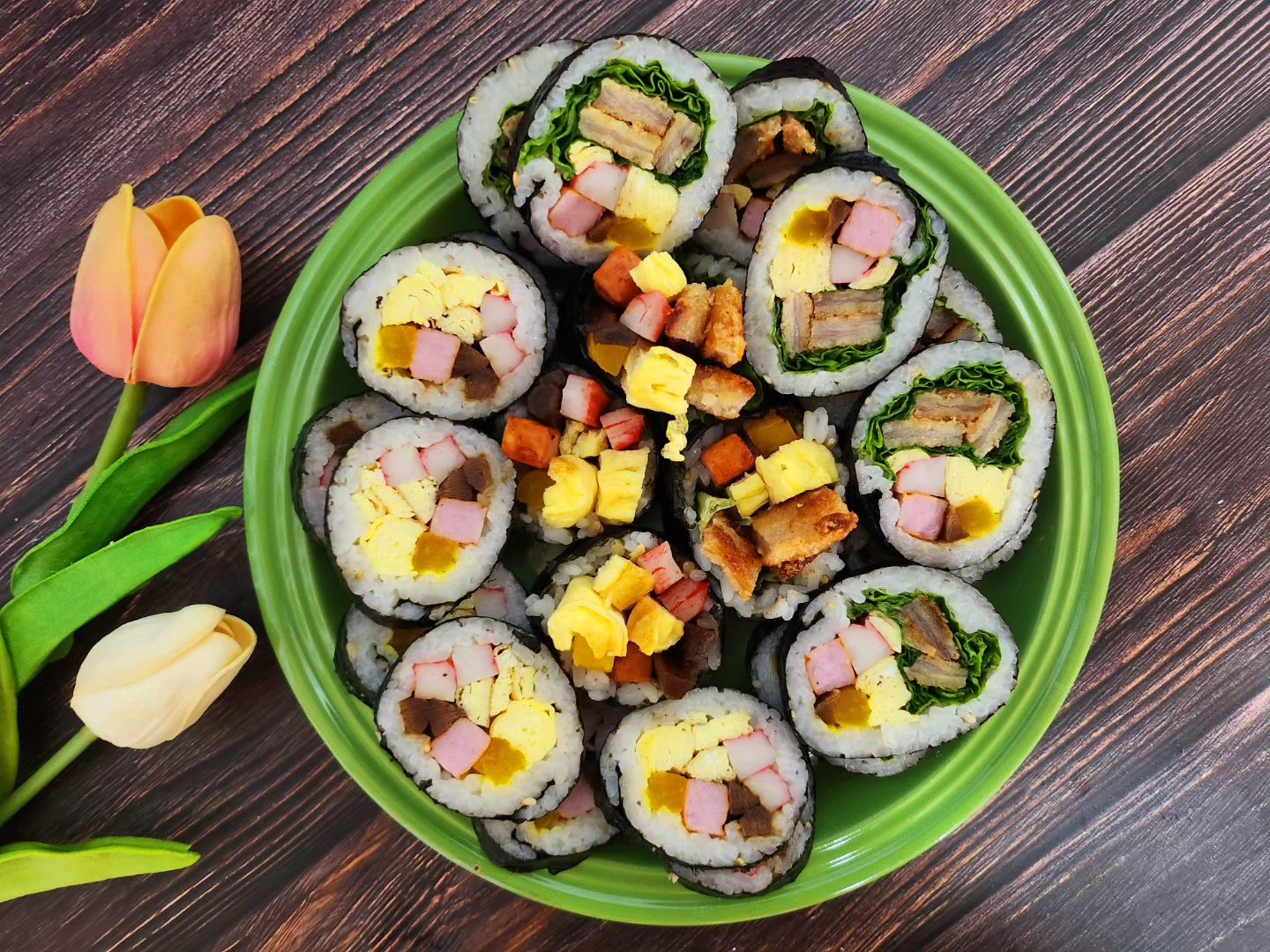 #투혀니네👨‍👩‍👧‍👦 

김밥은 매일 먹어도 안질릴것 같은 너낌 -
야채 싫어하는 울집 애기들 때문에 간단한 김밥재료라
만들기 훨씬 수월해서 좋으다 싶지만
밥도 쬐끔이여야하고 은근 까다로운 김씨 1,2,3호님덜 !!!

계란, 맛살, 햄 듬뿍 우리집 김밥은 초딩입맛 김밥🤣
그래도 미리 만들어둔 돈까스로 반은 돈까스김밥해주니
우리 김씨 1호님 너모 잘드신다 ~!!

주말에도 출근하는 요즘 1년이 넘으니 체념하고 
좋은점 찾으려 애쓴다-
맨날 같이 출퇴근 하는데
주말에라도 주부놀이 해보자며 퇴근하고 오면 
짜잔- 하는거 은근 재미붙음 😁

앞으로도 맛난거 많이 해주꿈요-
근데 내한테만 입터졌다고 잔소리말고 
그대도 살은 좀뺍시다 🤣

#주말은주부놀이 #힘들어도  #잘먹으니까뿌듯
 #엄지척하는거 #너모예쁘쟈냐 #이맛에요리하지요☺️ #워킹맘은 #슈퍼우먼🦸‍♀️