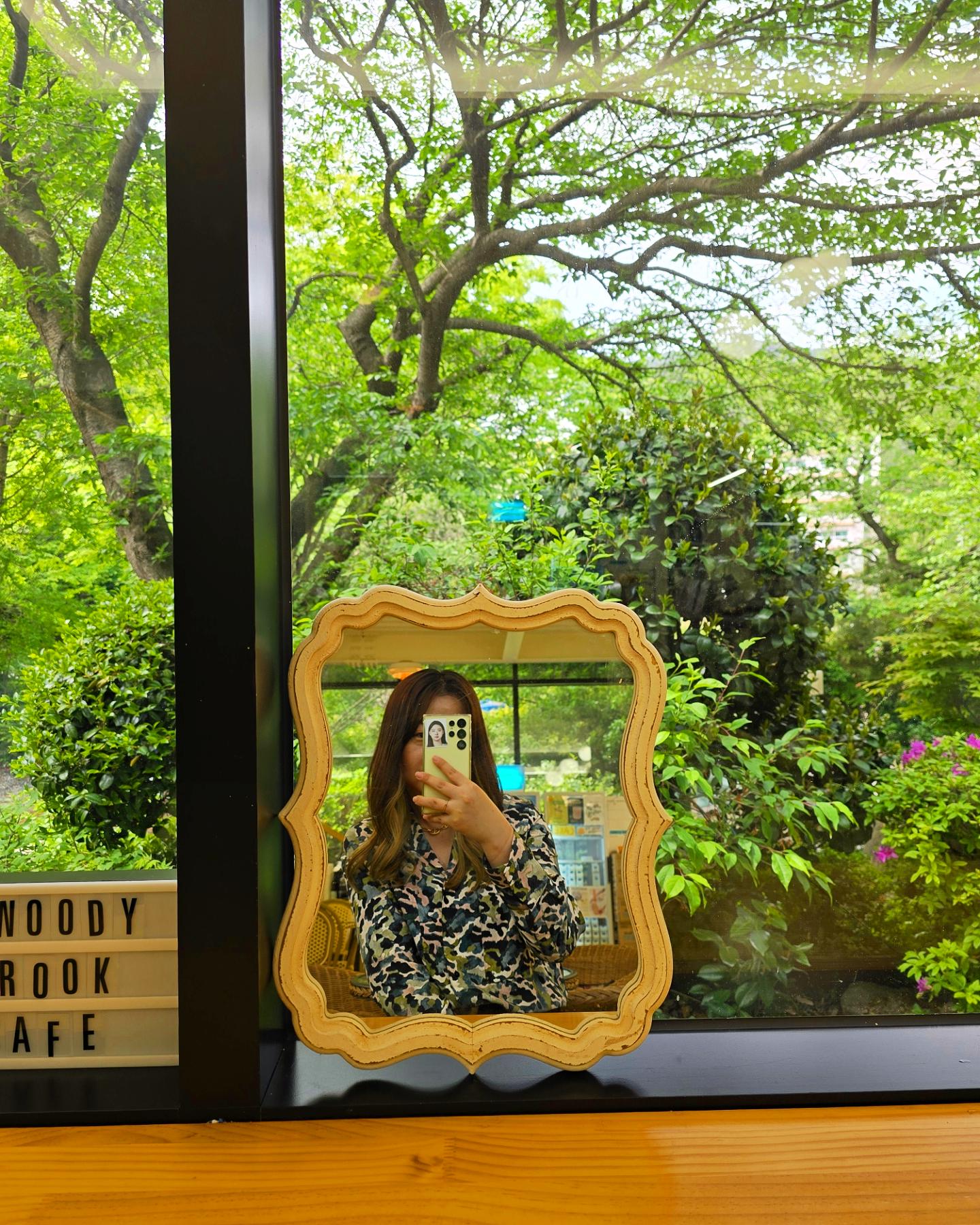 거울만 있으면 못참는 셀카본능.
일단 벌크업 된 몸뚱이는 가리고....

얼굴도 최대한 가리고.....ㅋㅋㅋㅋㅋ

#사상카페 #학장카페 #우디브룩 #busancafe #catcafe #woodybrook 부산고양이카페 #일상 #셀피