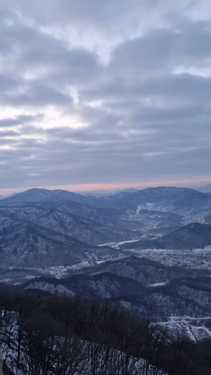 🔥불난거 아님 주의!!
난생처음 #소요산해맞이 행사참여. 
전전날 폭설로 미끄러움이 예상되어 아이젠 급배송되는걸로 구매해 장착하고 심지어 나홀로 산행!! 

불꽃소리를 들으며 야외음악당에 도착하니
이렇게 큼직한 모닥불 2개에 점화시작!! 

#일출 보기가 구름에 가려져 쉽지 않았지만 새해 첫날 새로운 도전 칭찬해!!

비록...근육통이 아직 해결 안되었지만...ㅋ

공주봉...
아이젠 덕분에 
전혀 미끄럽지 않게 무사히 다녀옴. 
나 생각보단 산 잘 타더라. ㅋ

올라가는 내내 곳곳에 서 계신 
안전요원 봉사자분들의 인사!! 
"새해 복 많이 받으세요." 
"조금만 더 힘내세요." 
산속에서 몇시간 가만히 서 있으면 오히려 춥고 힘드실텐데... 
반면 시민들은 땀까지 흘리며 산을 오르는게 힘들어서일까? 답례인사하는 분들이 거의 없더란...ㅠ.ㅠ
그래서 더 열심히! 인사하며 오르고 또 오름.

복 받으실 거예요.

모두모두 새해 복 많이 받으세요.

#2024 #해맞이 #해돋이 #일출 #소요산 #동두천시 #공주봉 #요석공주 #원효대사 #산 #등산 #아이젠 #일상스타그램 #영상편집하다 오류나서 임시저장했는뎅스티커도 자막도 못붙였으나또다시하긴귀차나서시험삼아올려봄