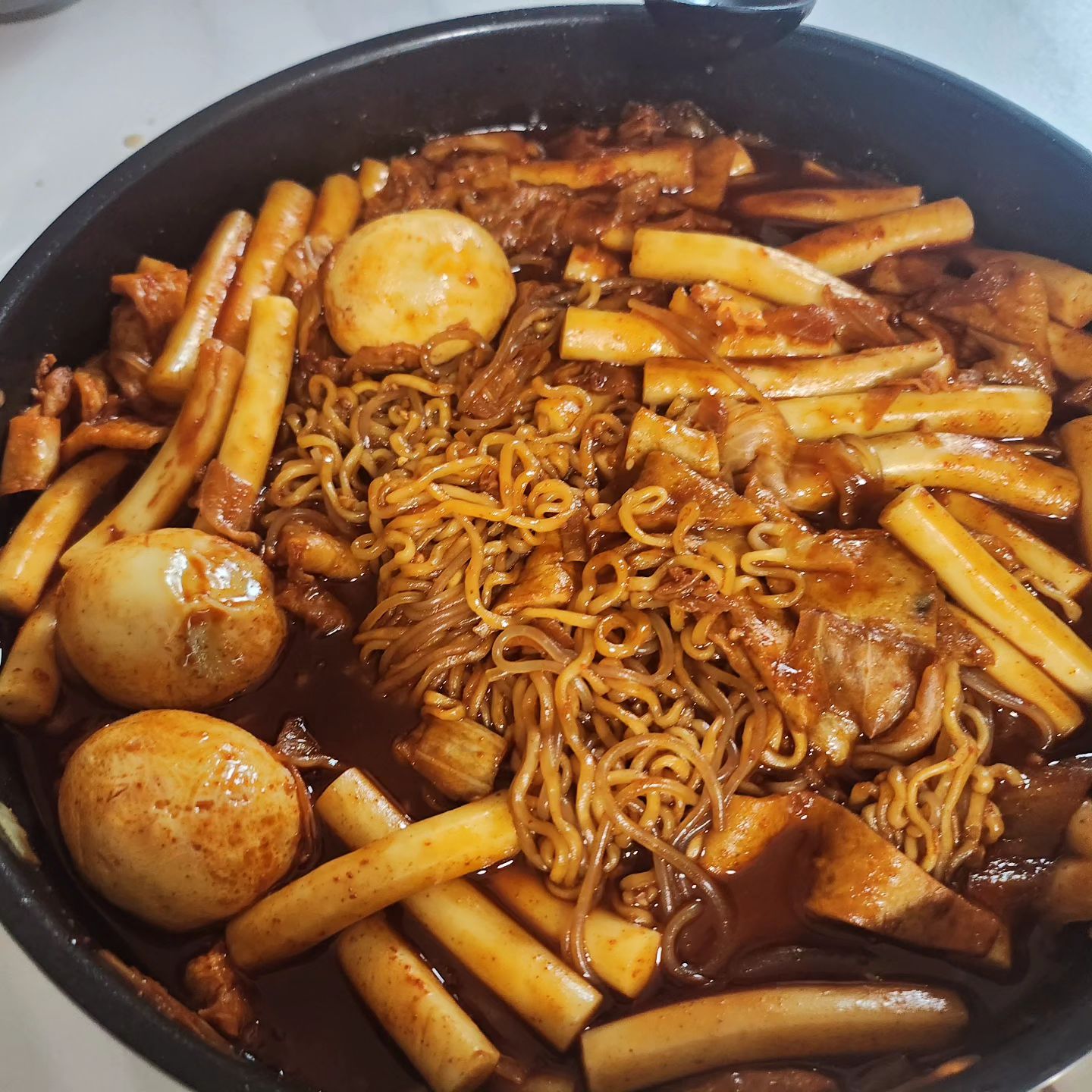 비오는 날엔 떡볶이가 땡겨🔥🔥
담엔 직접 먹으러 가보고 싶넹 ㅎ

#애플하우스 #서울3대떡볶이 #떡볶이 #떡볶이맛집 #서울맛집 #맛집 #이수역맛집 #줄서는식당 #자극적인맛 #매콤해 #맛있어 #먹팔