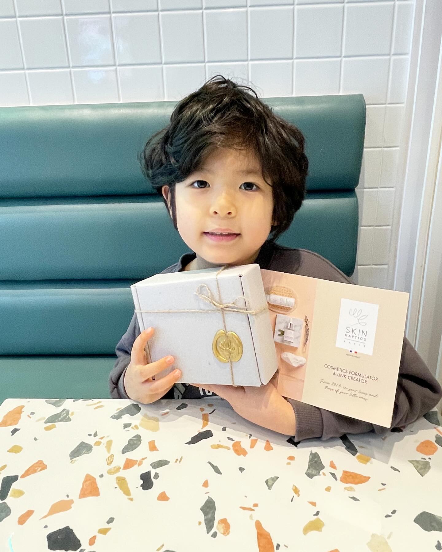 #협찬 #제품제공 

skinhaptics_kr 

프랑스에서 온 화장품 
스킨햅틱스입니다 

받은제품은 
드라이오일과 마사지오일인데요 
드라이오일은 헤어와 피부에 모두 사용할수있어 
유용한듯하고 
마사지오일도 그렇지만 끈적임 없이 
피부에 쏘옥 부드럽게 발리더라구요 
전연령이 사용가능하고 
향도 은은해서 참 좋았어요

#스킨햅틱스 #프랑스화장품 #클린뷰티 #산전산후관리 #예비맘케어 #성장마사지 #아기오일 #아기크림 #아기로션 #베이비오일 #베이비로션 #정이형제