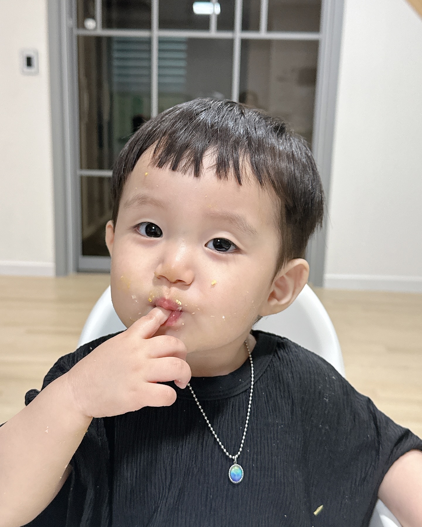 …
밥….
얼굴에 바르지 말고…
입에 넣어……….

🥲

#17개월 #아드님