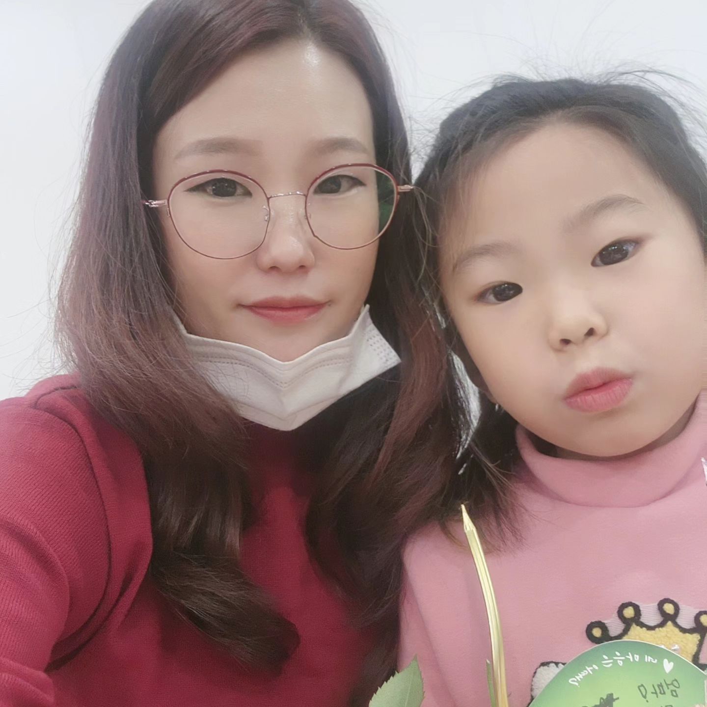 #어제의제시

어젠 6살 딸래미의 유치원에
학부모참여수업을 다녀왔어요~~

원예테라피 하는데,
똑같은 꽃으로 제각기 다른 작품들🥰
다놓고 보니 너무 이뻤어요~~

엄마가 꽃을 잘라주면 아이들은 원하는
위치에 꼽기!
제시는 줄기에 집착해서는 ...근데
힘이 없어서 몇개만 😭

마지막엔 반 아이들이 엄마들을 위한 공연
다들 왤케 잘하능거야아 🫶🫶🫶
눈물날뻔했네요 😭😭😭😭😭
<옆으로넘기면 영상두 있어용>

유익한 수업을 주최해주신 #봉우리유치원
부원장님,원감님,그리고우리 이쁜 선생님
감사합니다 🧡🧡🧡

#학부모참여수업
#엄마라는이름으로
#너를위해멋진엄마가될게💝