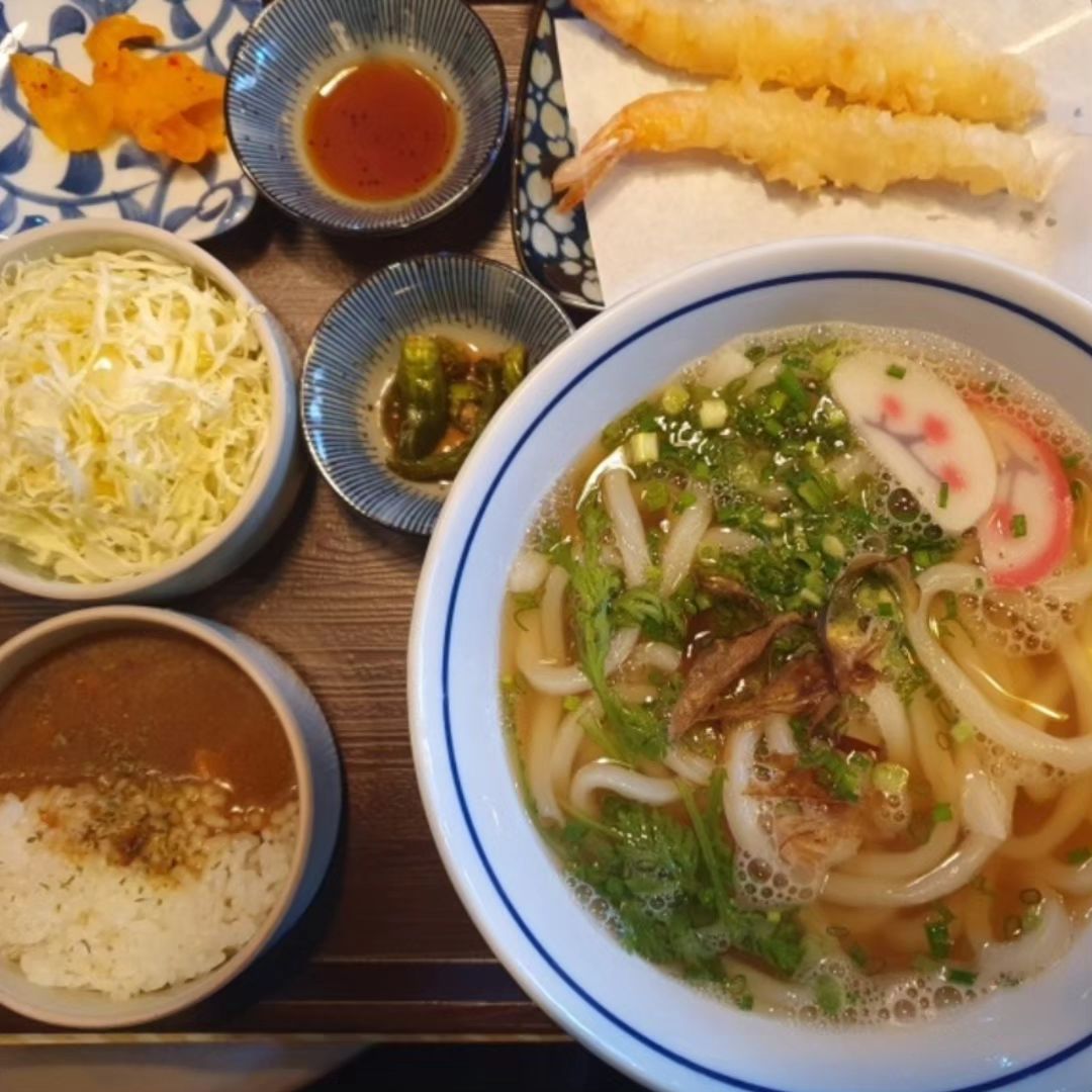 #쿤타치자가제면 #중계동

중계역 인근에 있는 맛집 쿤타치자가제면에 다녀왔어요🙌
48시간 숙성한 자가제면에 매일아침 끓이는 육수!
수제로 만드는 한돈 돈까스까지 맛볼 수 있는 쿤타치자가제면🧡
찐하고 깊은 국물에 쫄깃한 면발이 넘 잘어울려요!
주문 즉시 조리하기에 바삭바삭 뜨거운 새우튀김까지 찰떡궁합🩷
매장도 엄청 포근한 느낌인데 혼밥부터 단체까지 가능!

🍜 쿤타치 자가제면
🍜 0507-1325-0461
🍜 서울 노원구 동일로207길 23 지상1층 105호,106호

#쿤타치 #쿤타치자가제면 #중계동맛집 #중계역맛집 #중계동우동 #중계우동 #노원맛집 #노원우동맛집 #노원우동 #맛집추천 #내돈내산 #내돈내먹
