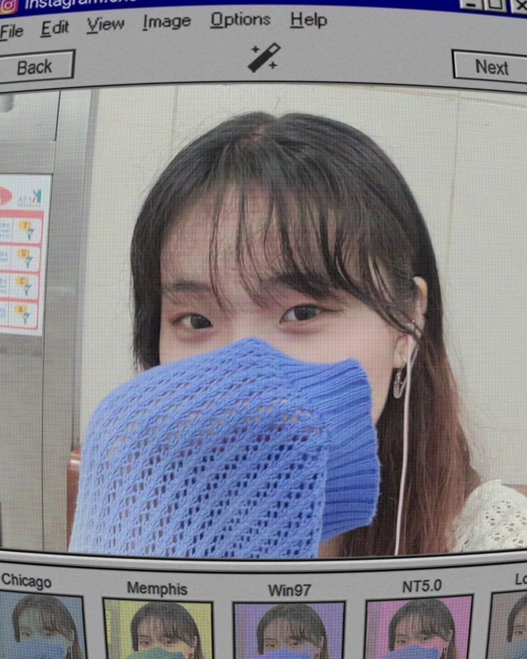 그냥, 그렇게 믿으니까 

-너는 어떤 사람이 맞아? 

-뭐가? 

-넌 겉보기에는 네 나이 사람들과 다르지 않아. 아니, 생글생글 웃는 모습들로 좀 더 어려 보인다는 말도 들었고. 하지만 네가 쓰는 글들은 나이와 다르게 정말 깊다는 평을 종종 받잖아. 어떤 게 진짜 너야? 

-겉보기의 나는 자주 밝은 사람이야. 넌 그걸로는 진짜 나를 영원히 알 수 없을 거야. 그렇다고 내면의 내가 진짜 나는 또 아니야. 너무 밝은 쪽으로만 가면 사람이 가벼워지고, 너무 어두운 쪽으로만 가면 사람이 너무 진지하고 피곤해져. 나는 그 양가의 자아 사이에서 나를 찾으려고 노력하는 사람이야. 

그런 사람들이 있어. 세계를 힘들어하지만, 그것보단 사실 자신의 존재 자체를 좀 버거워하는 사람들이. 자신과 끊임없이 싸우는 사람들 말이야. 나는 나를 찾기 위해 죽기 전까지 영원히 나와 싸울 거야. 사람들은 수많은 자기를 가지고 살아. 너 또한 마찬가지야. 밝든, 무겁든. 자주 울든, 자주 행복하든. 모든 조각들과 모든 순간들이 전부 너야. 진짜 너를 찾기 시작하는 시점은 사람마다 달라. 삶에 치여 늦은 나이가 될 수도 있고, 갑자기 벌어진 사건으로 이른 나이에 찾기 시작하게 되기도 해. 나는 네가 너를 찾아나가는 과정이 보고 싶어. 늘 어렵겠지만. 넌 많은 것들을 잘해나갈 수 있을 거야. 그렇게 믿고 있거든. 

#그런사람 #자아 #노력 #꾸준함