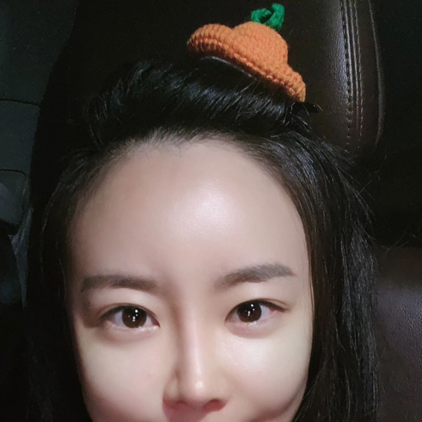 제주도 수학여행 다녀온 커요밍❤️

캐리어에 샌드위치 하나 들려보냈는데,

돌아오는 길엔 아주 바리바리 한~짐.

선생님께서 우래기가 선물 많~이 샀다며;;
선물 개봉하러 이매미네 집 가야한다고🤣

용돈 8만원 들고 출발 했는데,
아빠한테 삥 뜯어서 20만원 넘게 장을 봤네ㅋㅋㅋ

나한테 똥손이라더니,
지가 똥손 걸려서 18000원짜리
물시계. 꽝 맞고..
다른데 갔더니 8000원이라며,
18000원 사기 당했다고ㅋㅋㅋㅋㅋ

수학여행.
부모님 없이 갔더니,
잔뜩 플렉스를 하시고는..
생수는 또 에비앙 사드시고는;; 허세는 허세는~
쌤들이 쇼핑지 VIP라고 했다던데..
아이야..경제관념 챙기그레이😐

#매일하고다니라는데.. #어쩔티비