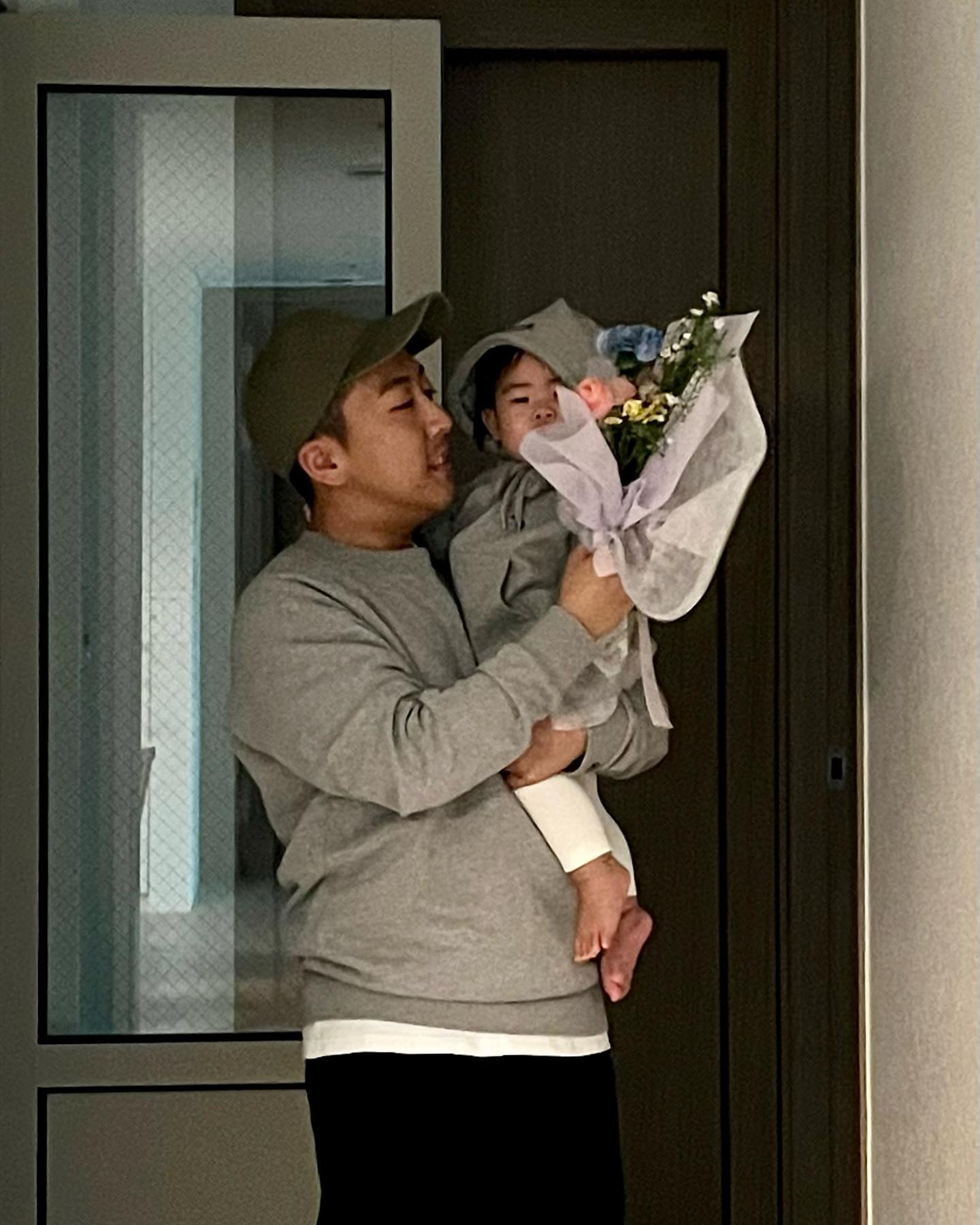 ⠀
⠀
결혼 5주년💐
⠀
저녁 사러 나간다고 하더니, 꽃도 사서 들어온 남편🫡
⠀
생각도 못한 놀람이라 감동 -!!!
작년엔 조리원에서 보냈는데 올해는 귀여운 나여니와 함께라 더 특별한 밤
⠀
그래서(?) 육회x치킨 먹을 예정 🤭🤭🤭
⠀
⠀
#결혼기념일 #결혼기념 #결혼5주년 #사랑해고마워
#신혼부부 #신혼소통 #신혼일기 #아기있는집 #기념일
#결혼1주년 #커플사진 #육아동지 #로맨티스트 #배달의민족
⠀
⠀