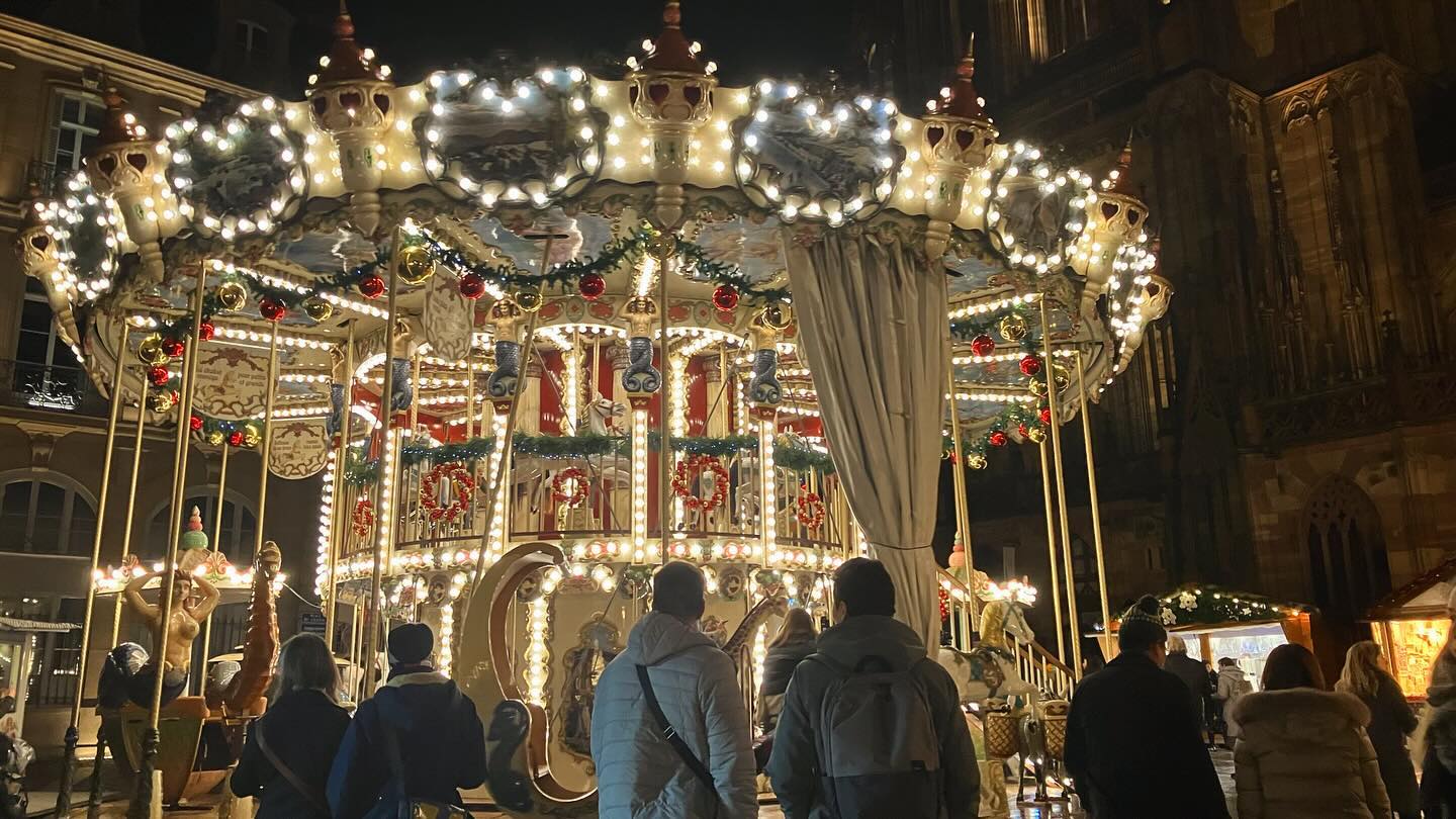 12.12-14 Strasbourg🇫🇷

 보통 첫 여행지라고 하면 불행했든 행복했든 미워할 수 없기 마련인데, 내 첫 유럽여행의 첫 여행지가 이렇게 멋진 곳이라 얼마나 다행인지.
내가 이 도시를 사랑하기만 할 수 있어서 참 좋다.
길에서 잠깐 대화를 나눈 사람들도, 사소한 친절을 베풀어준 사람들도, 잠깐의 동행도, 호스텔에서 사귄 친구도 모두 잊지 못할 거야 !