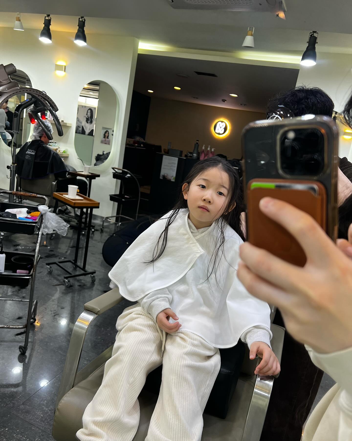 24.02.03
묭실에서 공주놀이하구 
시댁식구들이랑 가족사진찍구
말안듣는 둘 정신없엇구