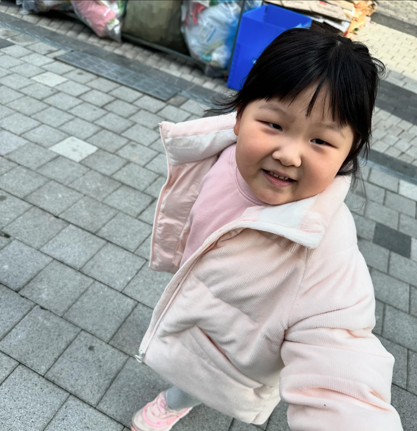 학원이 너무 재미있었던 딸기언니 ㅋㅋㅋㅋ
학원 갔다와서 참치 비빔밥 두그릇 뿌시고 
갑자기 학교에서 만들어온거 보여준다고 주섬주섬 꺼내시는💕
-
그러더니 곧 기절 ㅋㅋㅋㅋㅋㅋㅋㅋㅋㅋ
#첫등교 많이 피곤하셨나봄
-
#초딩적응기 #딸맘