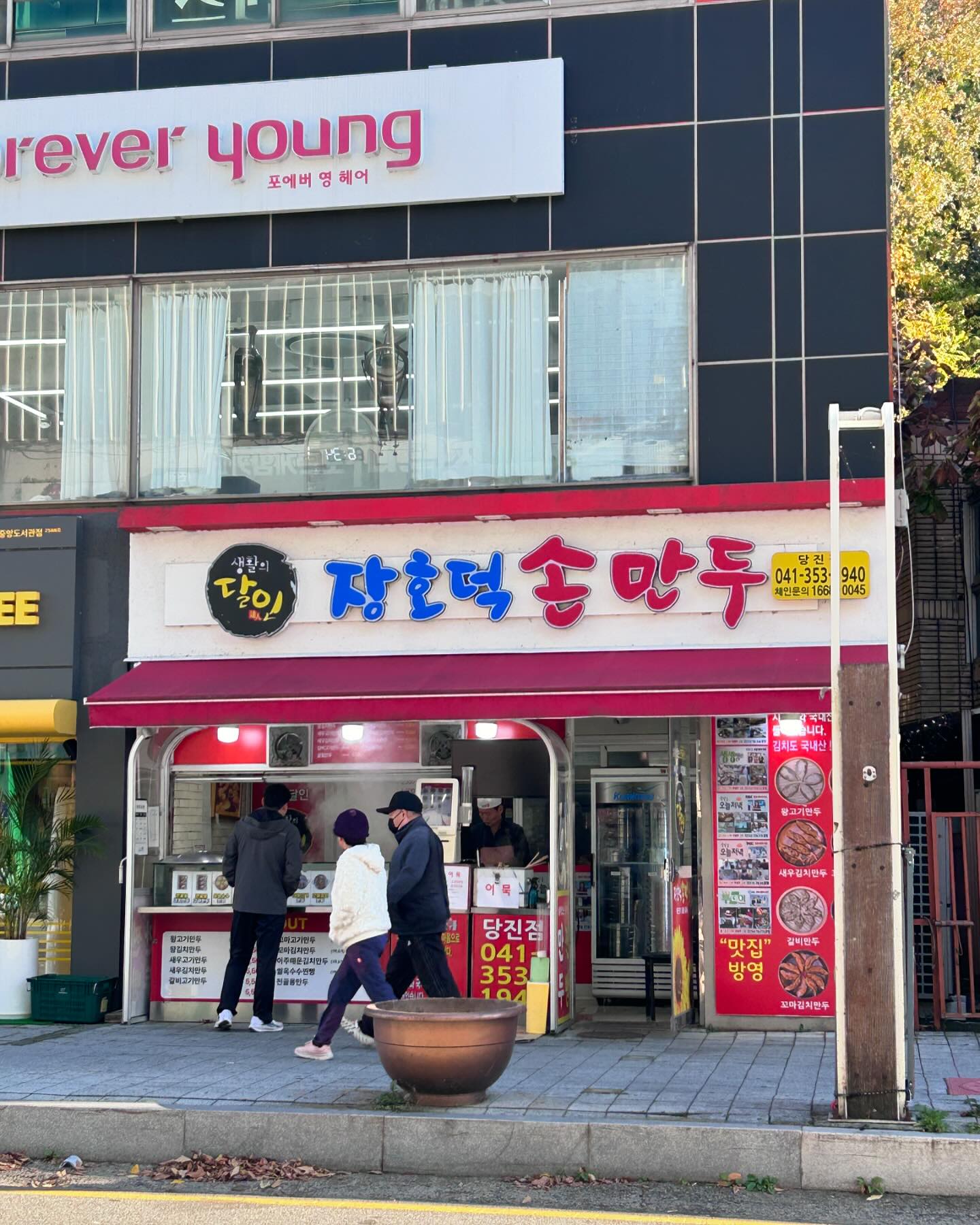 #남편 

만두 못살까봐 초조한 

남편을 도촬🤣