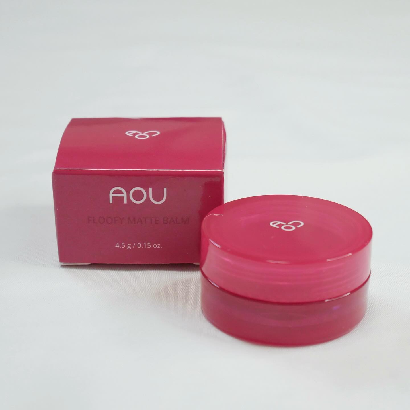 [#제품리뷰] мew мaĸeυp

aoucosmetics 
ఇ 에이오유 매트 포슬밤 03 코튼밤 4.5g (₩17,800)

저는 매트 립보다 촉촉&글로우 립을 더 선호하는 편인데 이제 출시되는 제품들은 거의 매트&블러리 립이더라고요! 최근에 블러리 하고 파우더리하게 마무리되는 립 제품들을 몇 개 사용해 본 뒤 블러 틴트의 매력에 빠져서 에이오유 매트 포슬밤을 한번 사용해 봤습니다.

ꕤ 총 4가지 색상!
ꕤ 에이오유 시그니처 제품 글로이 틴트 밤의 매트 버전!

₊⁺⊹ 정말 포슬포슬하고 부드러운 텍스처의 립 제품입니다! 색상도 너무 예쁘고 각질 부각 없는 제품이라 각질 부자인 제가 사용하기 너무 좋더라고요. 덧발라도 뭉치지 않고 보송보송하게 마무리되는 게 너무 예쁜 것 같아요🥹 밀착력도 괜찮고 지속력도 꽤 오래가서 자주 사용하고 있습니다. ദ്ദിᐢ. .ᐢ₎

₊⁺⊹ 특히 03 코튼밤은 베이스 립이나 블러셔로 활용하기 딱 좋아서 너무너무 만족합니다. 손으로 발색해도 예쁘게 연출되고, 필리밀리 포터블오버립브러시932 & 퓌 핑거라이크 실리콘 립 브러쉬 둘 다 사용해 봤는데 포슬밤이랑 조합도 괜찮고 더 섬세하게 립 메이크업이 가능해서 손이 자주 가는 제품이에요✨

˖◛⁺˖ 제가 갖고 있는 퓌 립앤치크 블러리 푸딩팟 중에 위드아웃이랑 색상이 그나마 비슷할 것 같아서 같이 비교해 봤어요! 발색은 필리밀리 포터블오버립브러시932 & 퓌 핑거라이크 실리콘 립 브러쉬를 사용해 봤습니다.👩‍🎨

˖◛⁺˖ 텍스처를 비교했을 때 푸딩팟은 생크림처럼 발리는 느낌이고 포슬밤은 무스 같은 느낌이 들더라고요. 입술에 얹었을 때는 개인적으로 포슬밤이 푸딩팟보다 더 가볍게 올라오고 각질 부각이 없어서 그 점이 너무 마음에 들었어요. 근데 색상 및 질감이 비슷한 것 같아도 다르다 보니 그냥 둘 다 갖고 있는 게 맞는 것 같더라고요…❤️‍🔥 둘이 같이 레이어링 해서 사용해도 나쁘지 않을 것 같아요!

원래 에이오유 글로이 틴트 밤이 너무 궁금해서 장바구니에 담아두고 고민하던 중 에이오유 매트 포슬밤이 새로 출시되서 매트 포슬밤을 먼저 사용해 봤어요! 01 산호밤을 사려다가 구매하기 바로 직전에 03 코튼밤으로 구매했는데 텍스처&밀착력&색감 모두 너무 마음에 들고 예뻐서 01 산호밤도 고민되네요…🤍

#에이오유 #AOU #매트포슬밤 #엠오티디 #今日のメイク #motd #메이크업 #화장품 #화장품추천 #화장품리뷰 #제품리뷰 #리뷰 #뷰티 #뷰티팁 #뷰티서포터즈 #코스메틱 #코덕 #립추천 #틴트조합 #립조합 #립틴트 #매트립 #블러틴트 #mlbb #beauty #cosmetic #kbeauty #koreancosmetics #makeup #lipmatte