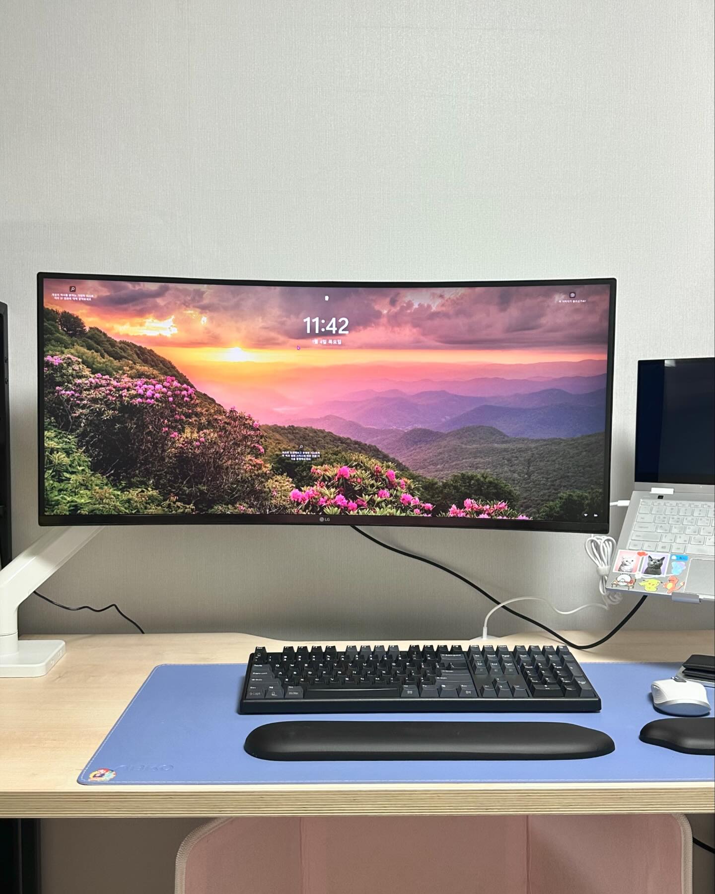 #협찬 lunalab_official #루나랩 #루나랩플러스모니터암
한층 더 깔끔해진 내 책상!!!🖥️
모니터암에 모니터를 거치하니까 책상도 훨씬 덜 답답해보이고, 수납공간도 늘어나더라구요👍
저는 울트라와이드 모니터를 사용중이라 무거워서 지탱이 잘 안되면 어쩌지 걱정했는데 끄떡 없어용~~~! 재택할 맛 나네요 쿄쿄❤️

#데스크테리어 #싱글모니터암 #고중량모니터암 #모니터암 #루나랩스탠다드모니터암 #신상품나왔을땐 #08L