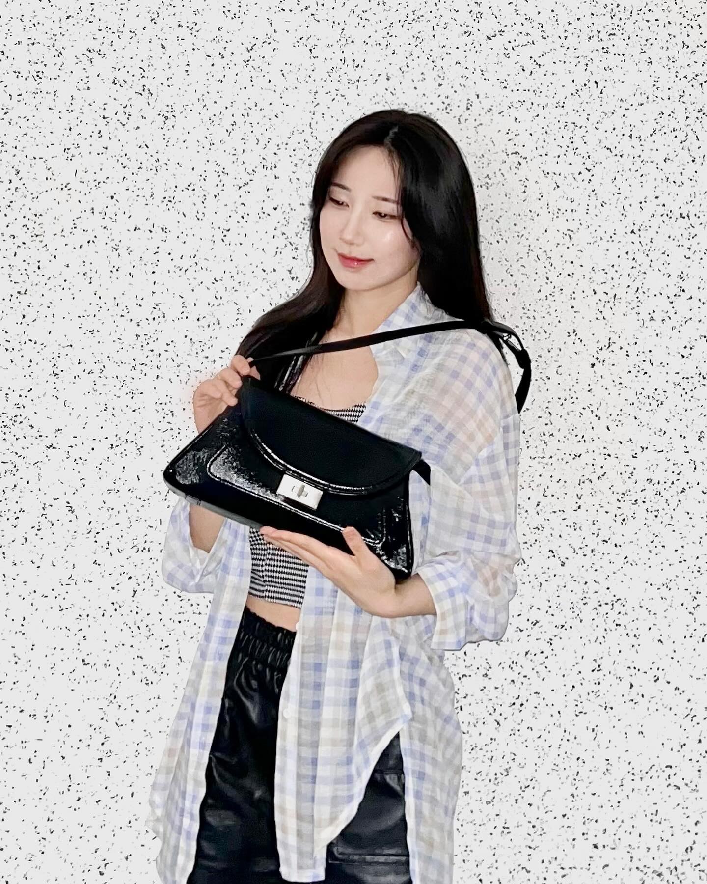 배경 누끼 딴 거 아닙니다..😮

denu.www.official 
로맨틱 빈티지 컨셉의 디자이너 브랜드 데누
가방 쉐입 너무 내 스탈이다…

#데누 #DENU #백팩 #데일리백 #디자이너브랜드